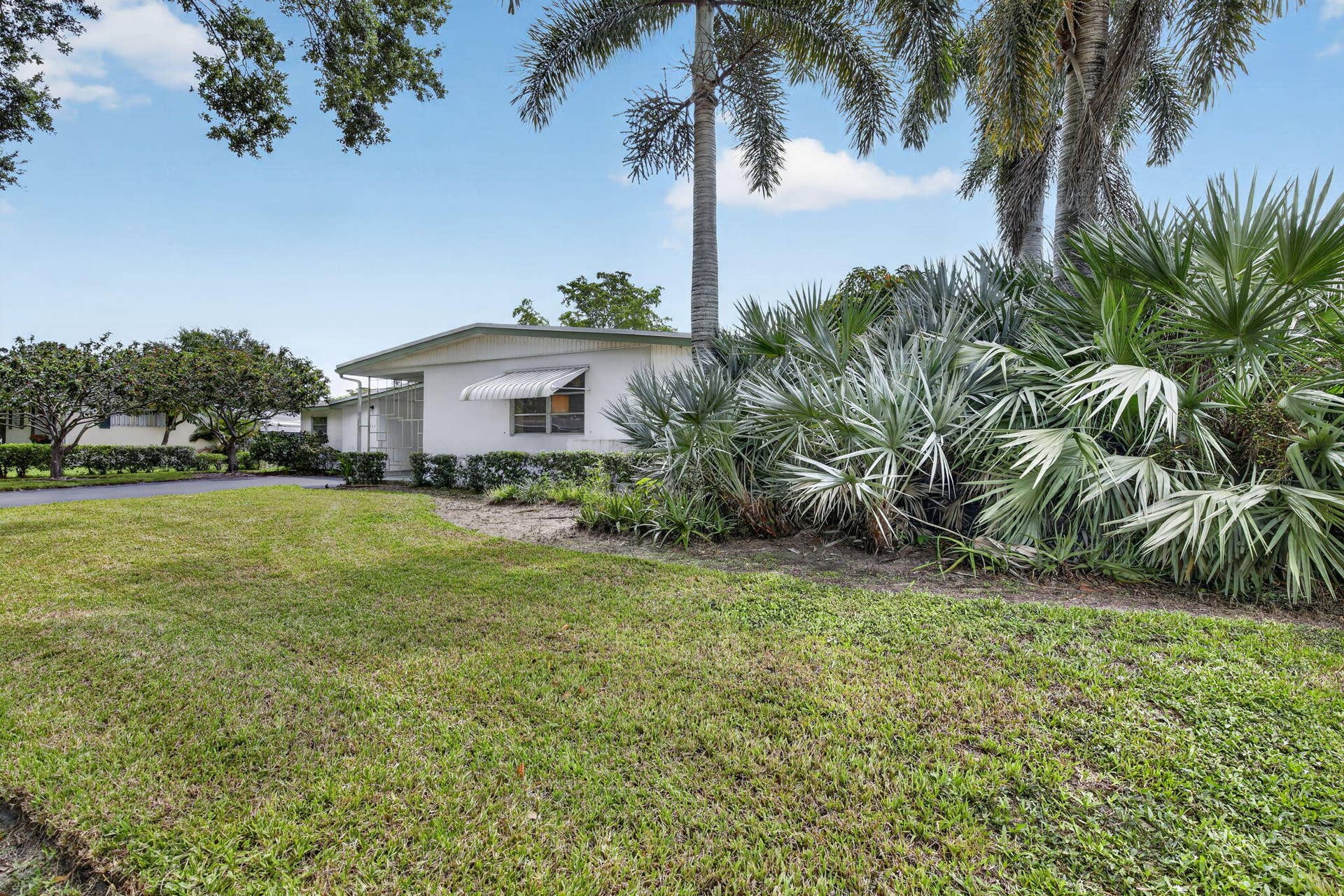 520 BEACHWOOD Lane, Plantation, FL 33317 Beautiful mature trees and fan palms, and nearby parks, sports and recreation!