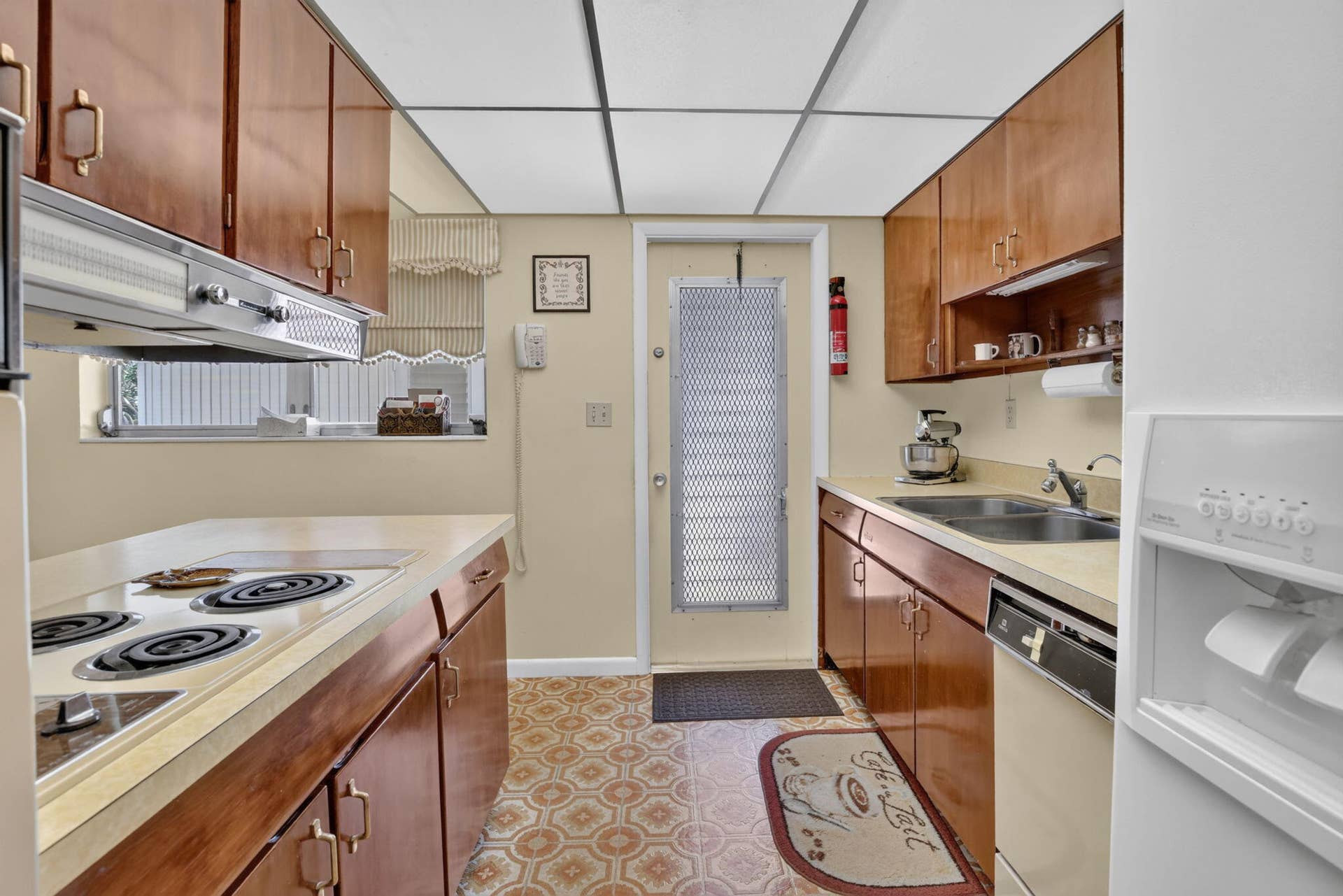 520 BEACHWOOD Lane, Plantation, FL 33317 Side door leading from Kitchen to carport