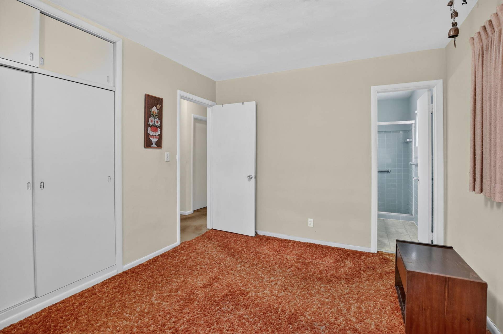 520 BEACHWOOD Lane, Plantation, FL 33317 Two large windows allow ample natural light!