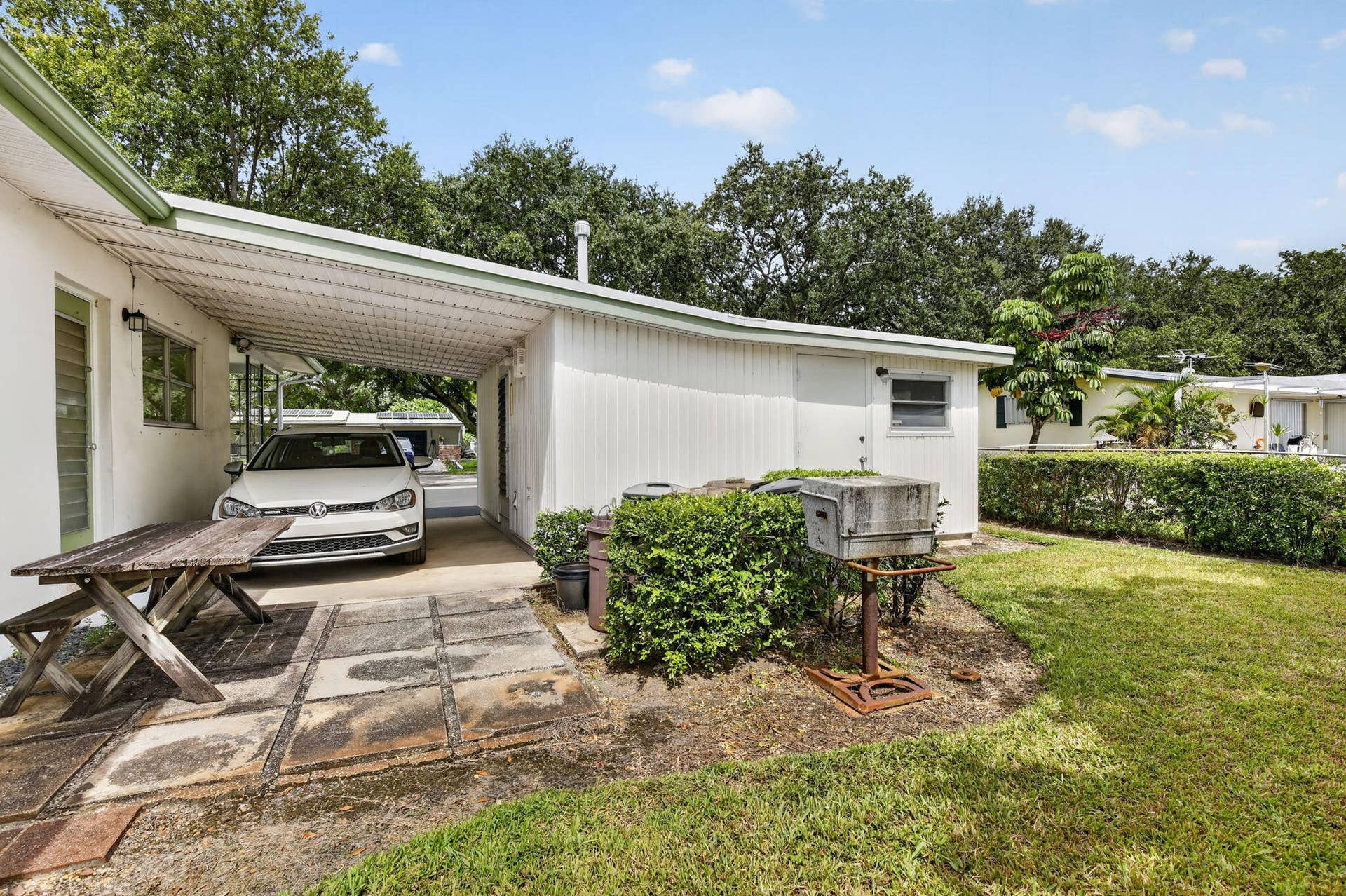 520 BEACHWOOD Lane, Plantation, FL 33317 The building to the right is a huge Workshop or Storage Room!