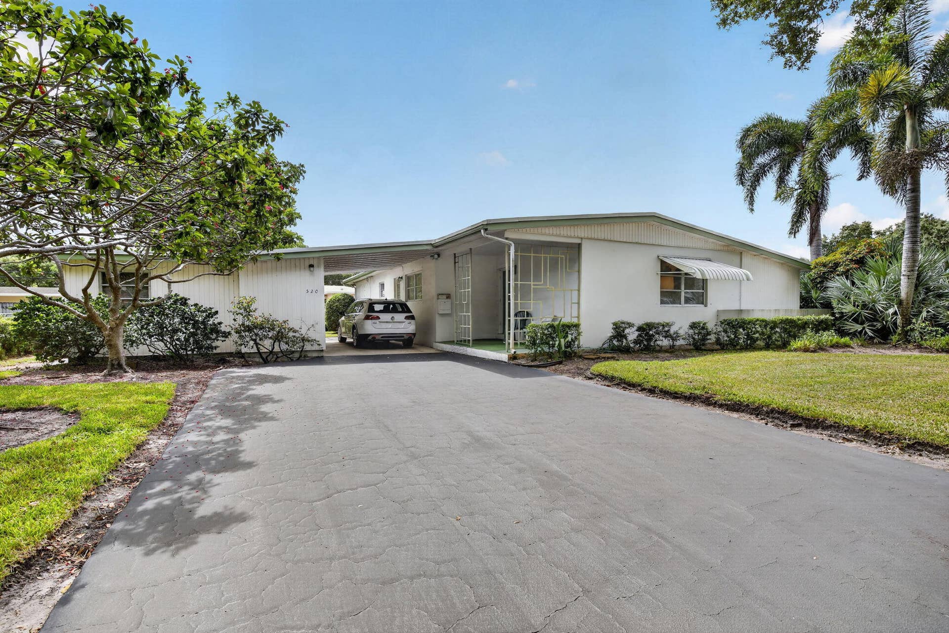 520 BEACHWOOD Lane, Plantation, FL 33317 Large driveway that parks a total of 5 cars! Lots of room for holiday parties!