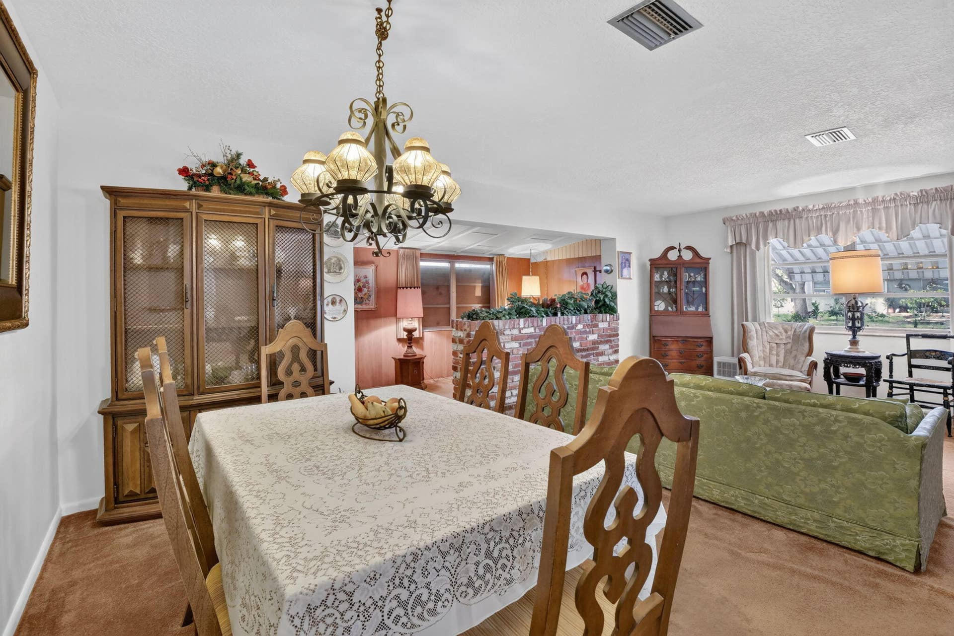520 BEACHWOOD Lane, Plantation, FL 33317 Accommodates a large dining table