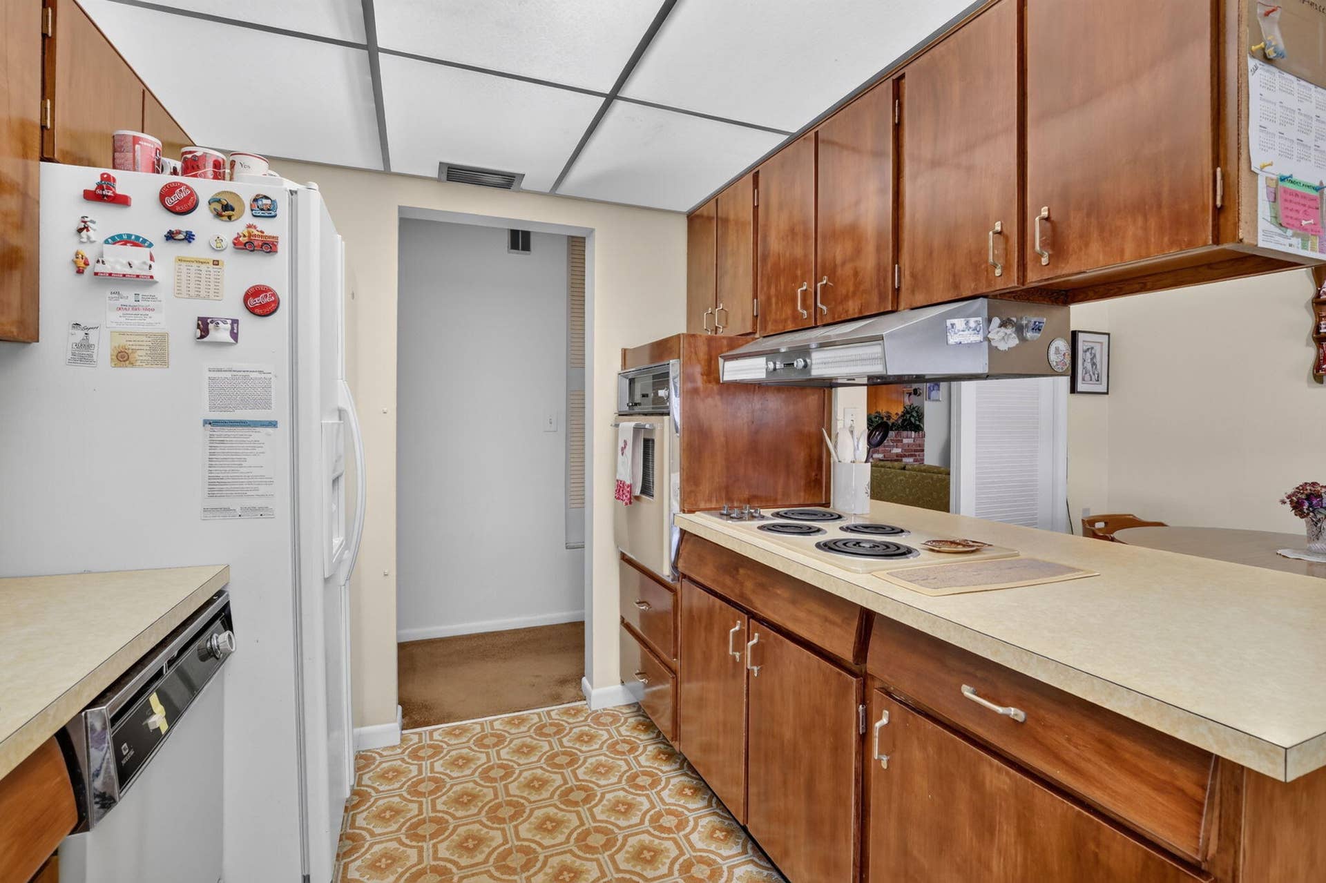520 BEACHWOOD Lane, Plantation, FL 33317 Ample cabinet space