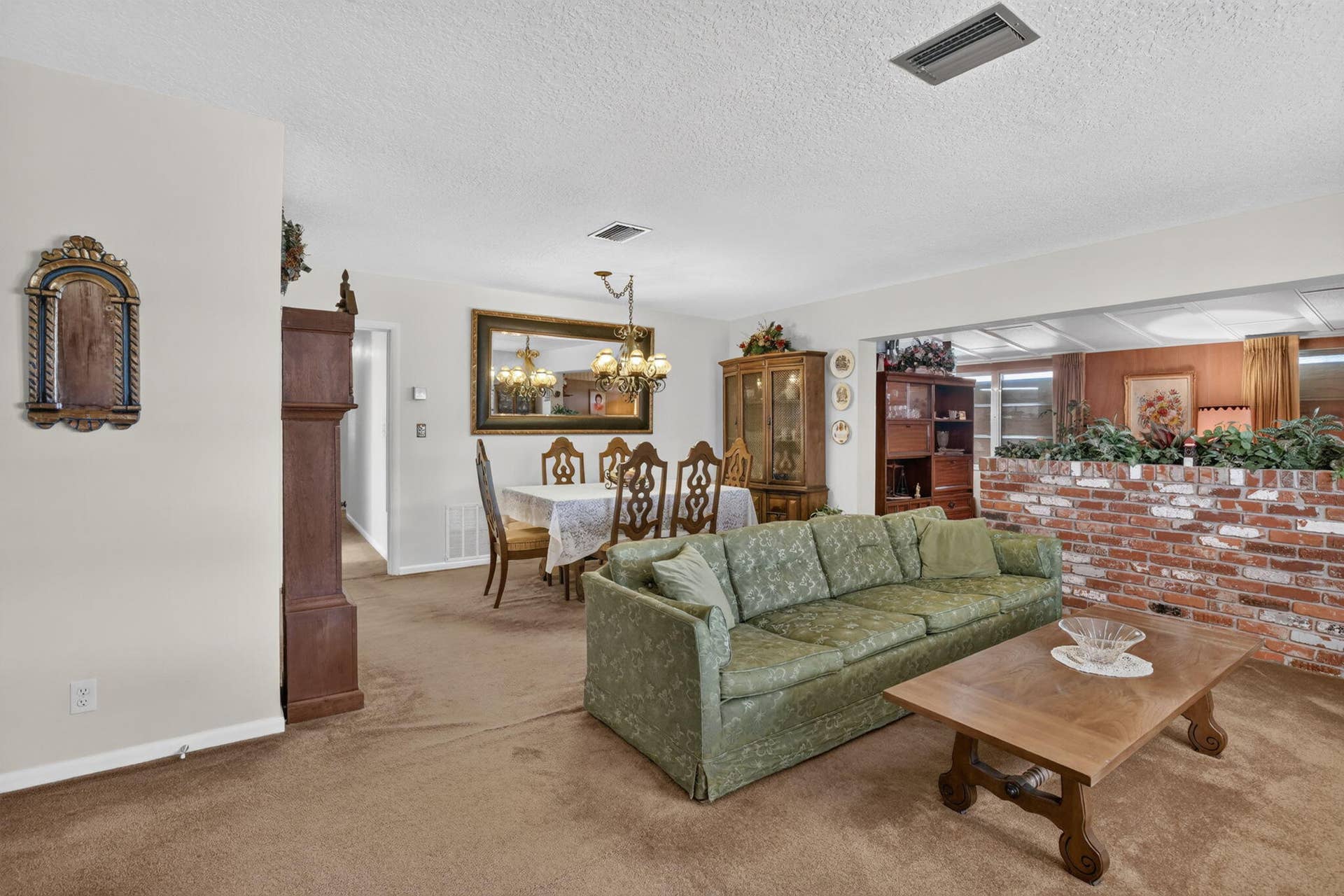 520 BEACHWOOD Lane, Plantation, FL 33317 Volume ceilings