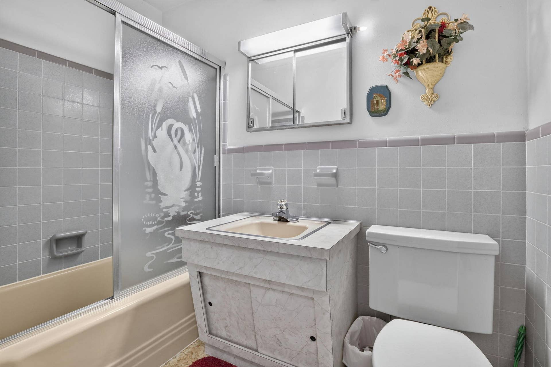 520 BEACHWOOD Lane, Plantation, FL 33317 Guest Bath