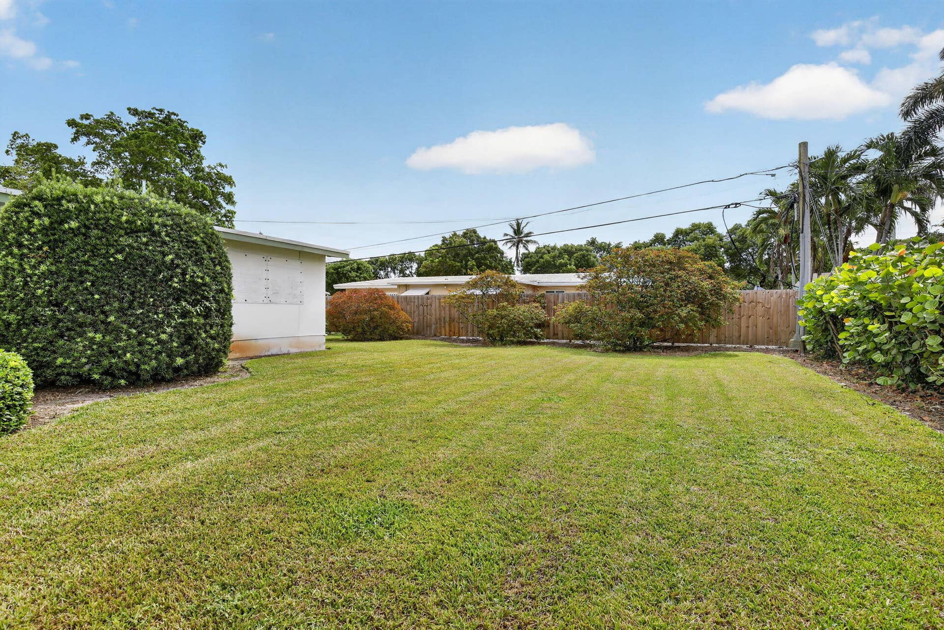 520 BEACHWOOD Lane, Plantation, FL 33317 The fences belong to the neighbors.
