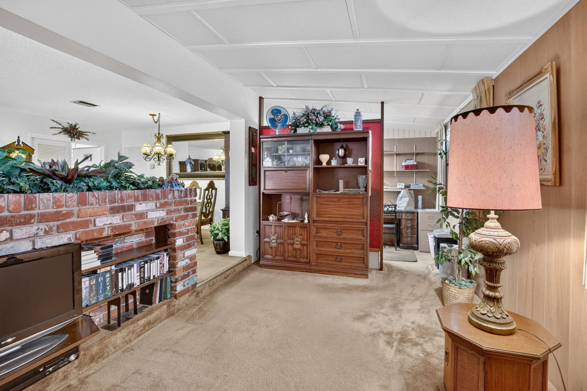 520 BEACHWOOD Lane, Plantation, FL 33317 At the back, behind the partition, there's a small study/office.