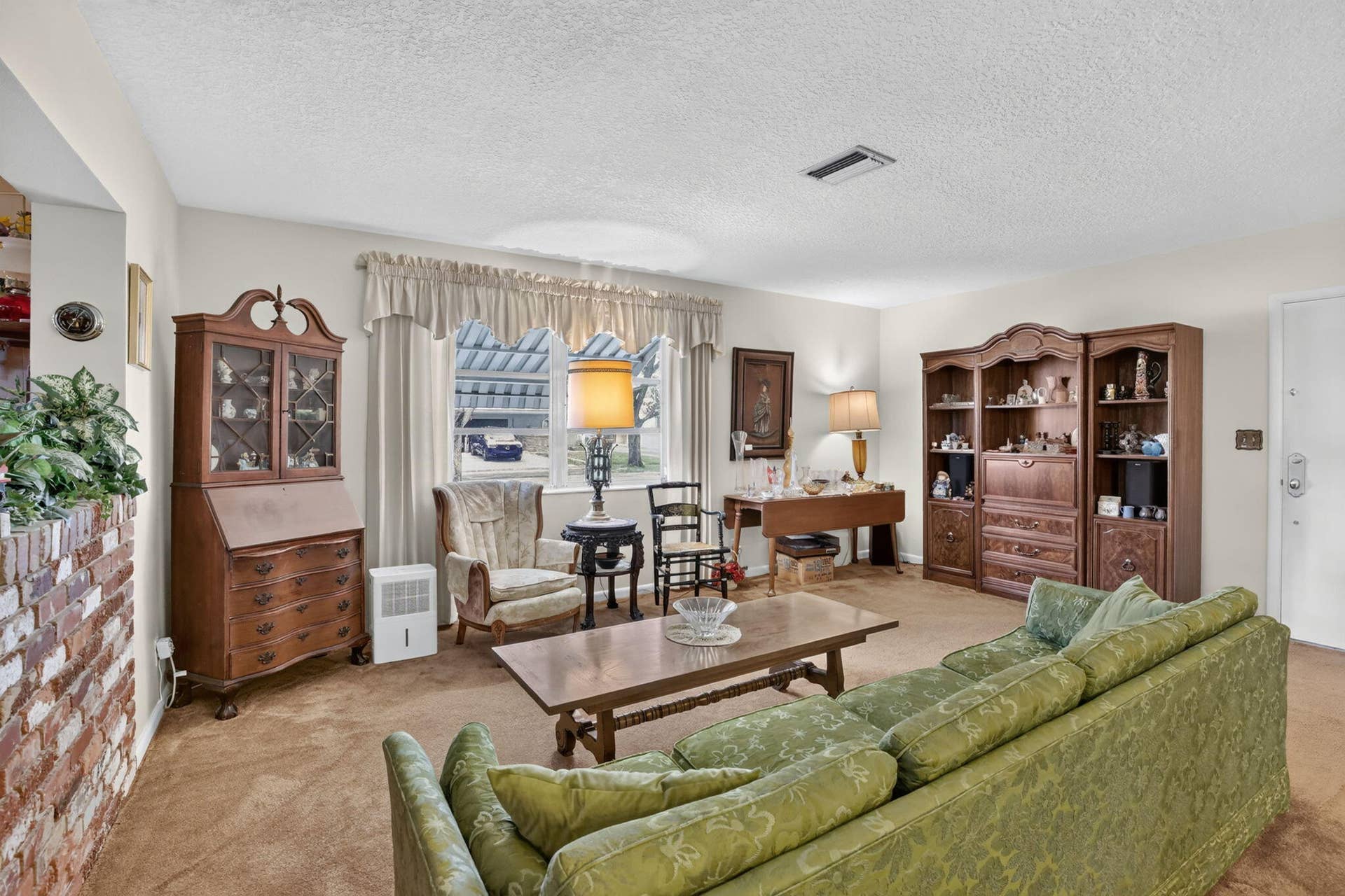 520 BEACHWOOD Lane, Plantation, FL 33317 Living area is ample for large parties!