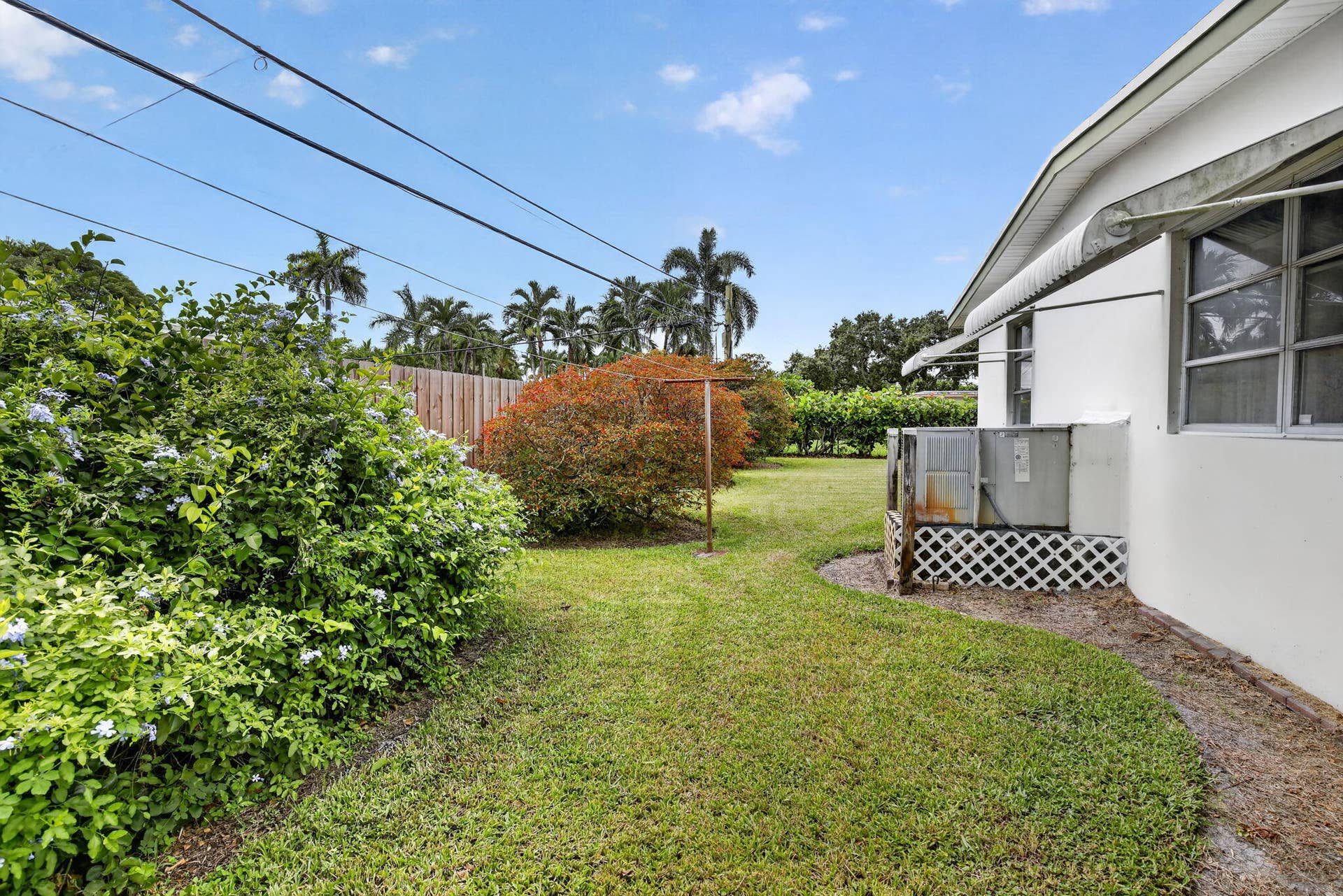 520 BEACHWOOD Lane, Plantation, FL 33317 Just 10 minutes from the Sawgrass Mills Mall, & 20 minutes from Ft. Lauderdale airport!