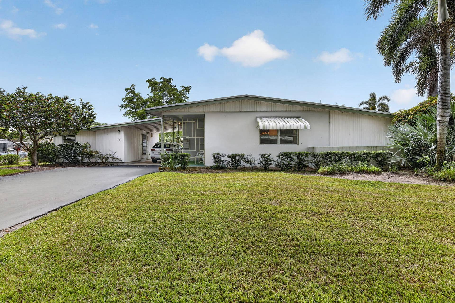 520 BEACHWOOD Lane, Plantation, FL 33317 Charming Plantation home on huge lot! Lovely established neighborhood. with