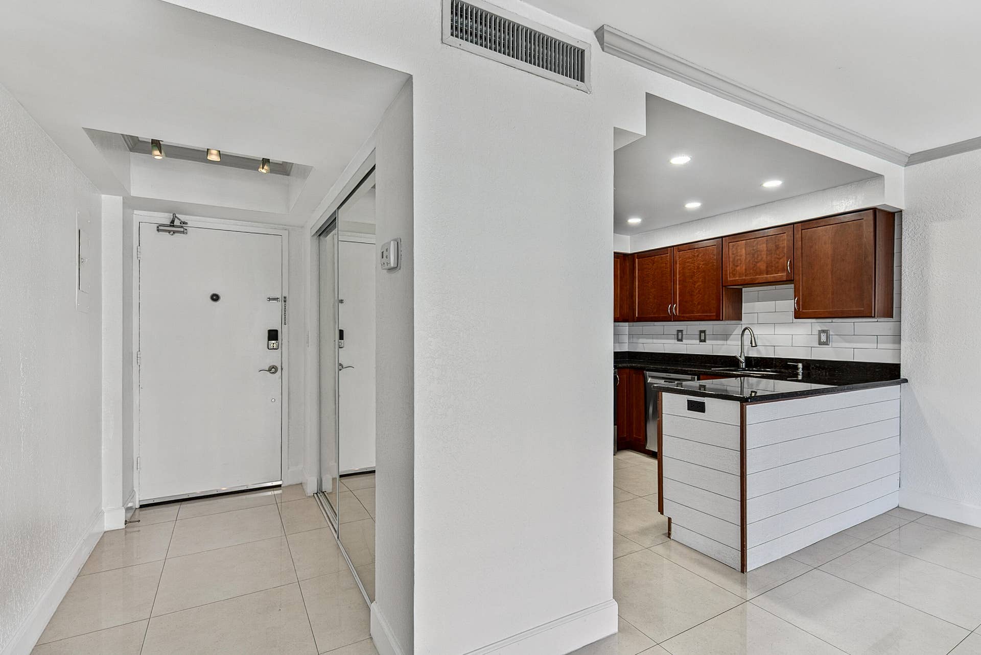2900 NE 30th Street, #9i, Fort Lauderdale, FL 33306 Foyer