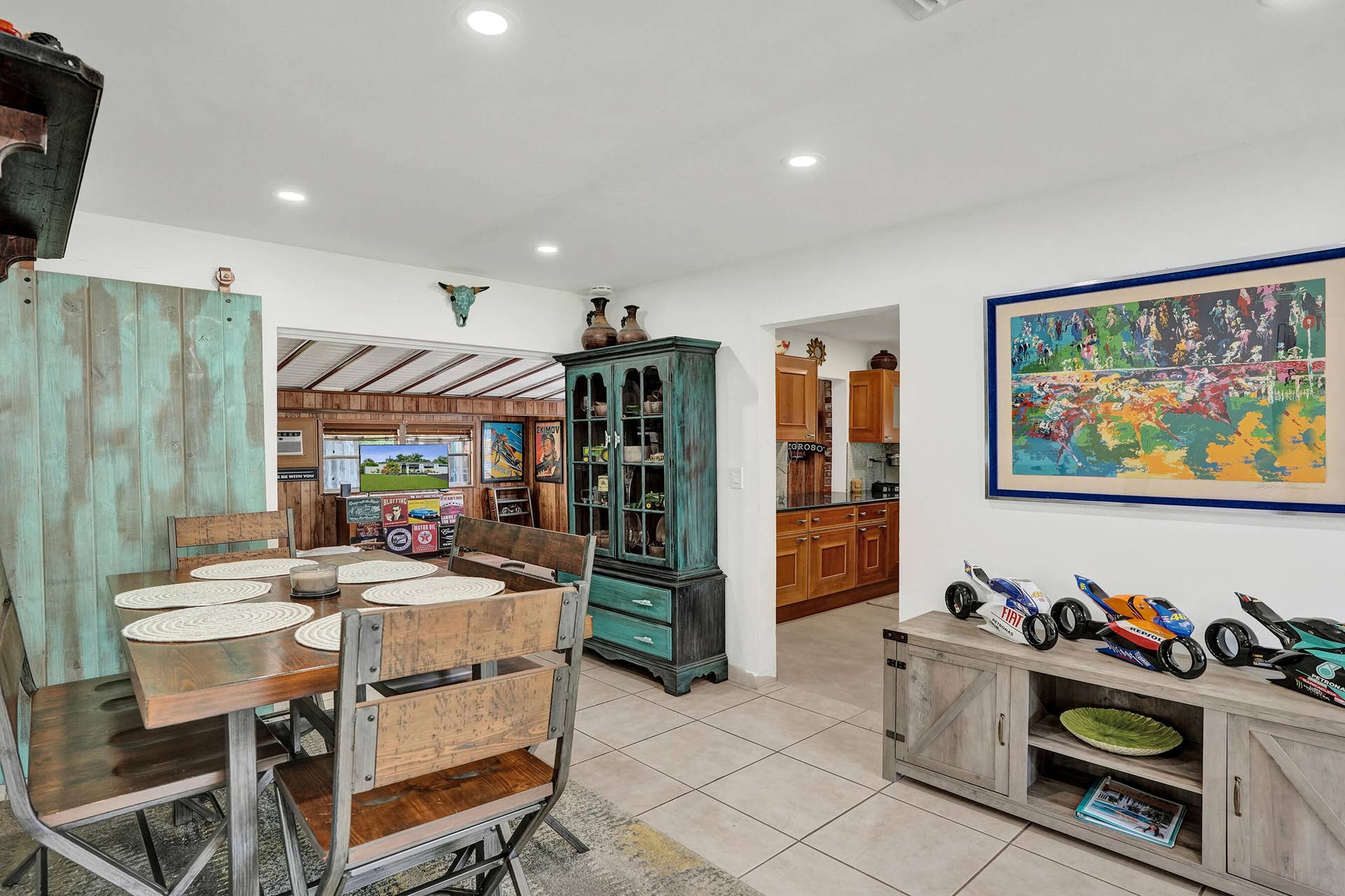 4131 NW 11th Avenue, Fort Lauderdale, FL 33309 dining