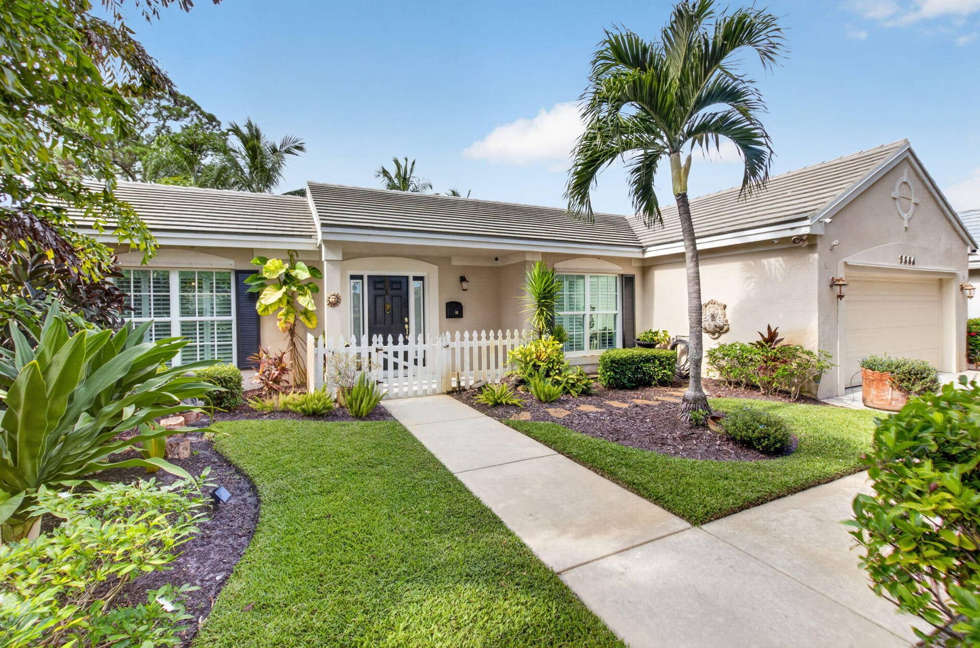 3864 Satin Leaf Court, Delray Beach, FL 33445 Charming Curb Appeal