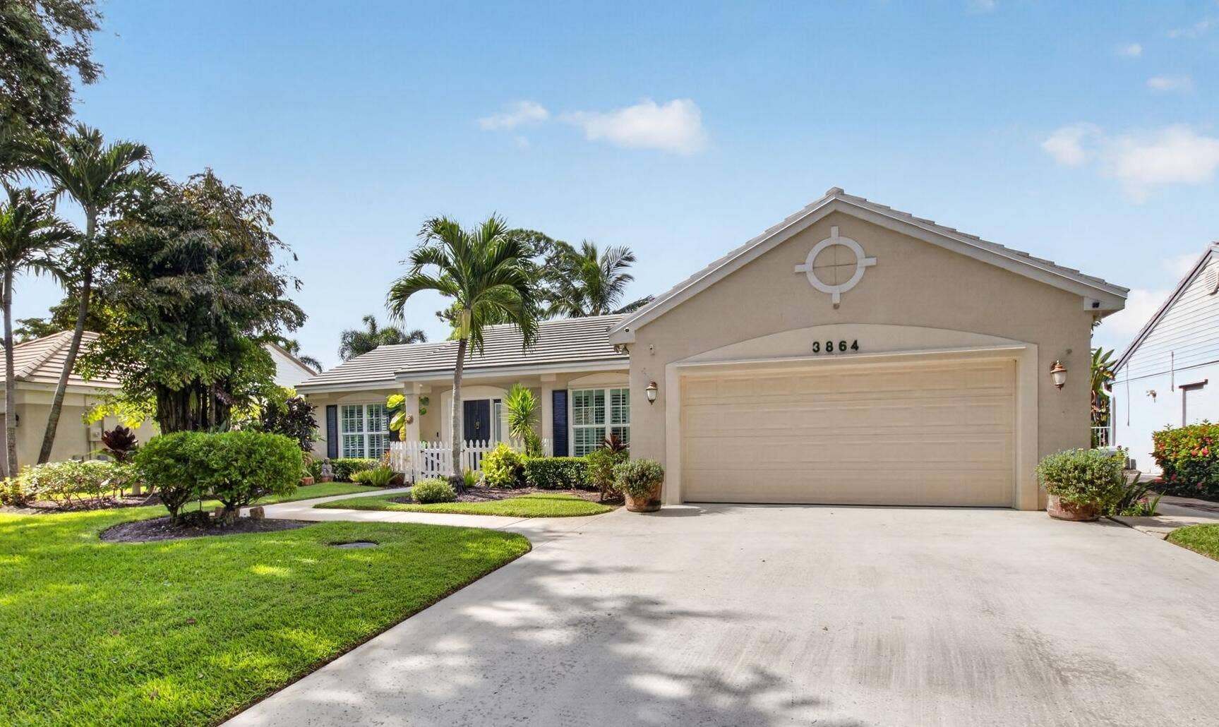 3864 Satin Leaf Court, Delray Beach, FL 33445 Large Driveway can fit 4 cars