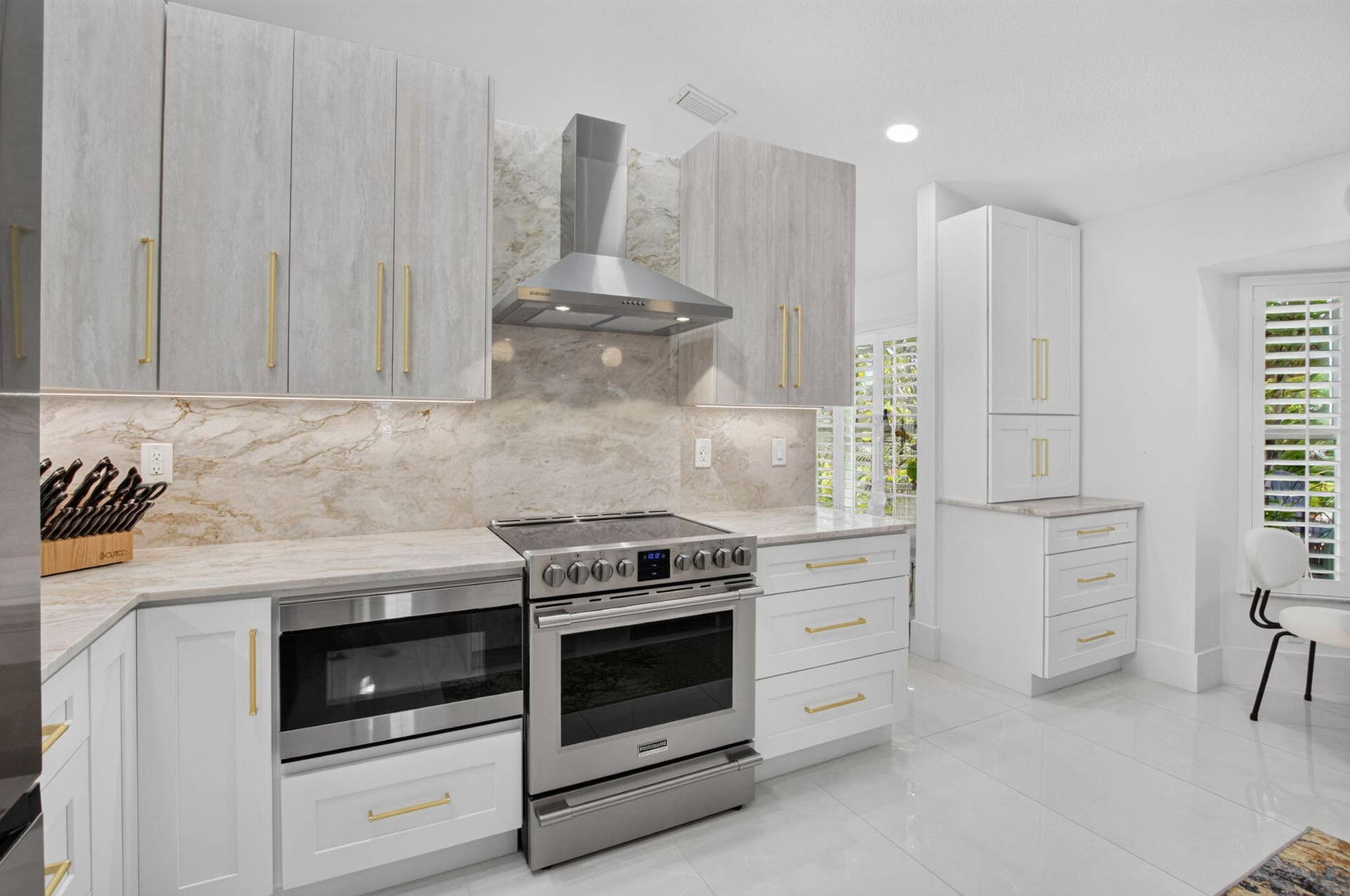 3864 Satin Leaf Court, Delray Beach, FL 33445 Range & Hood, Drawer Microwave