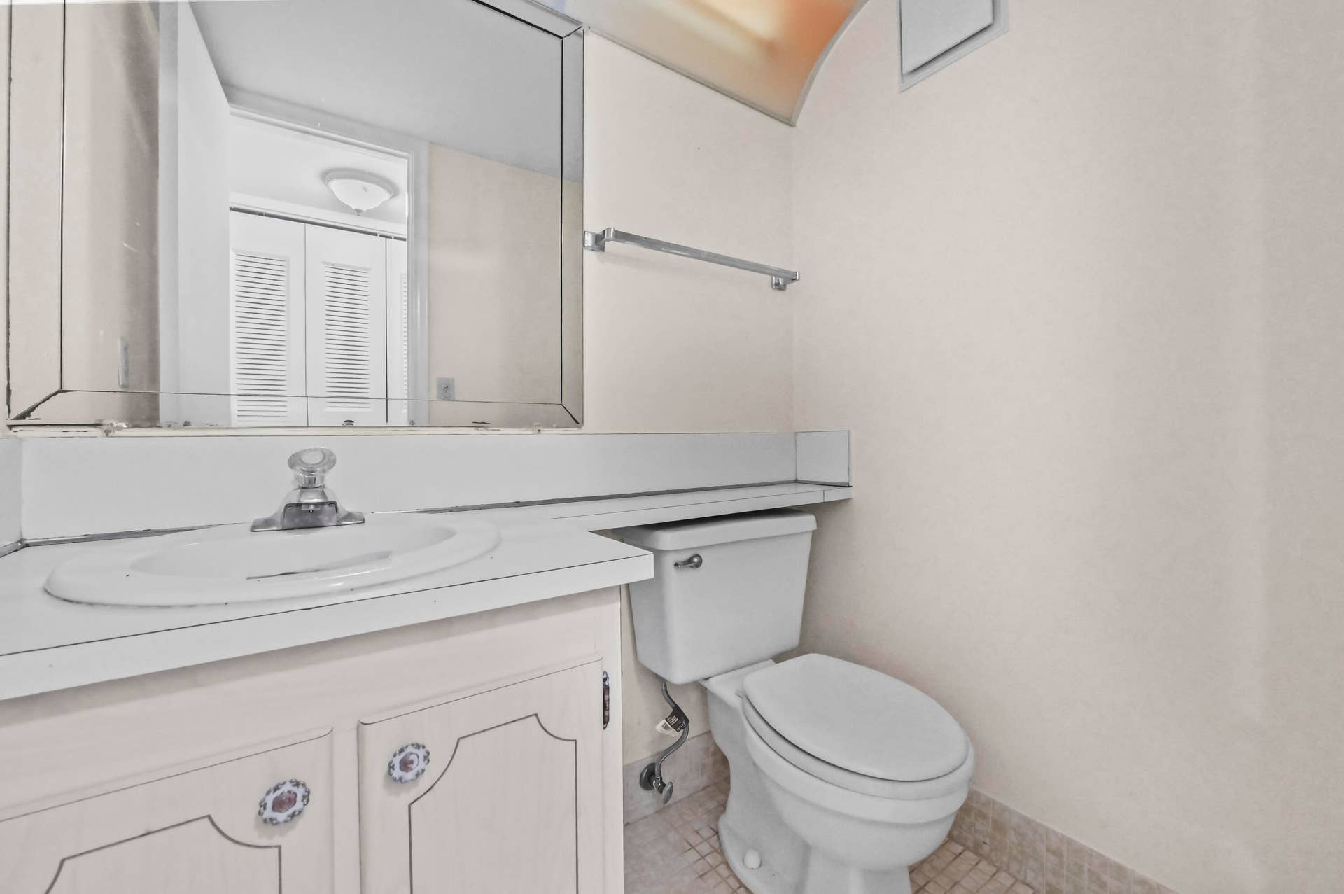 10 Bathroom 01