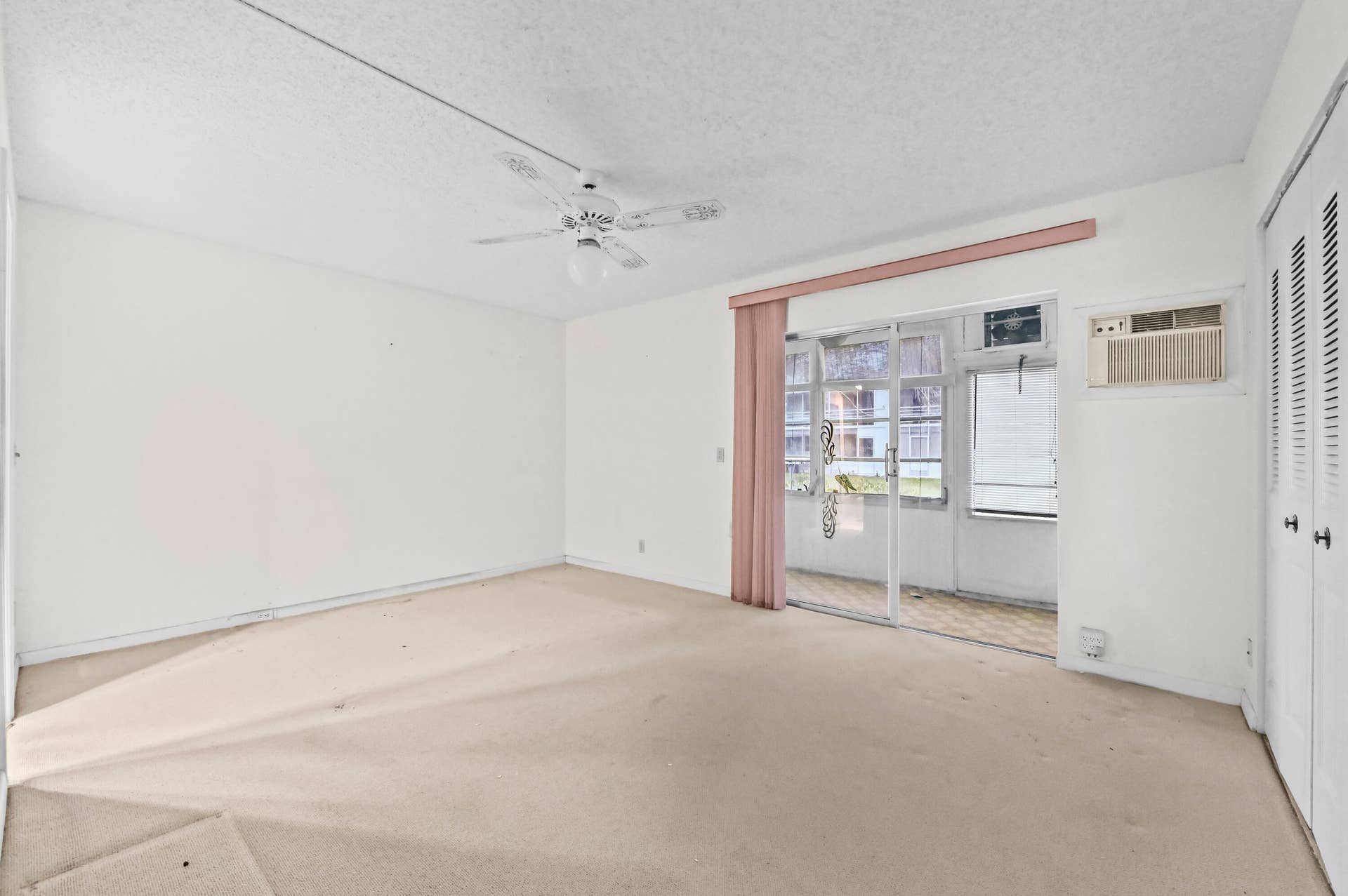 11 Bedroom 01