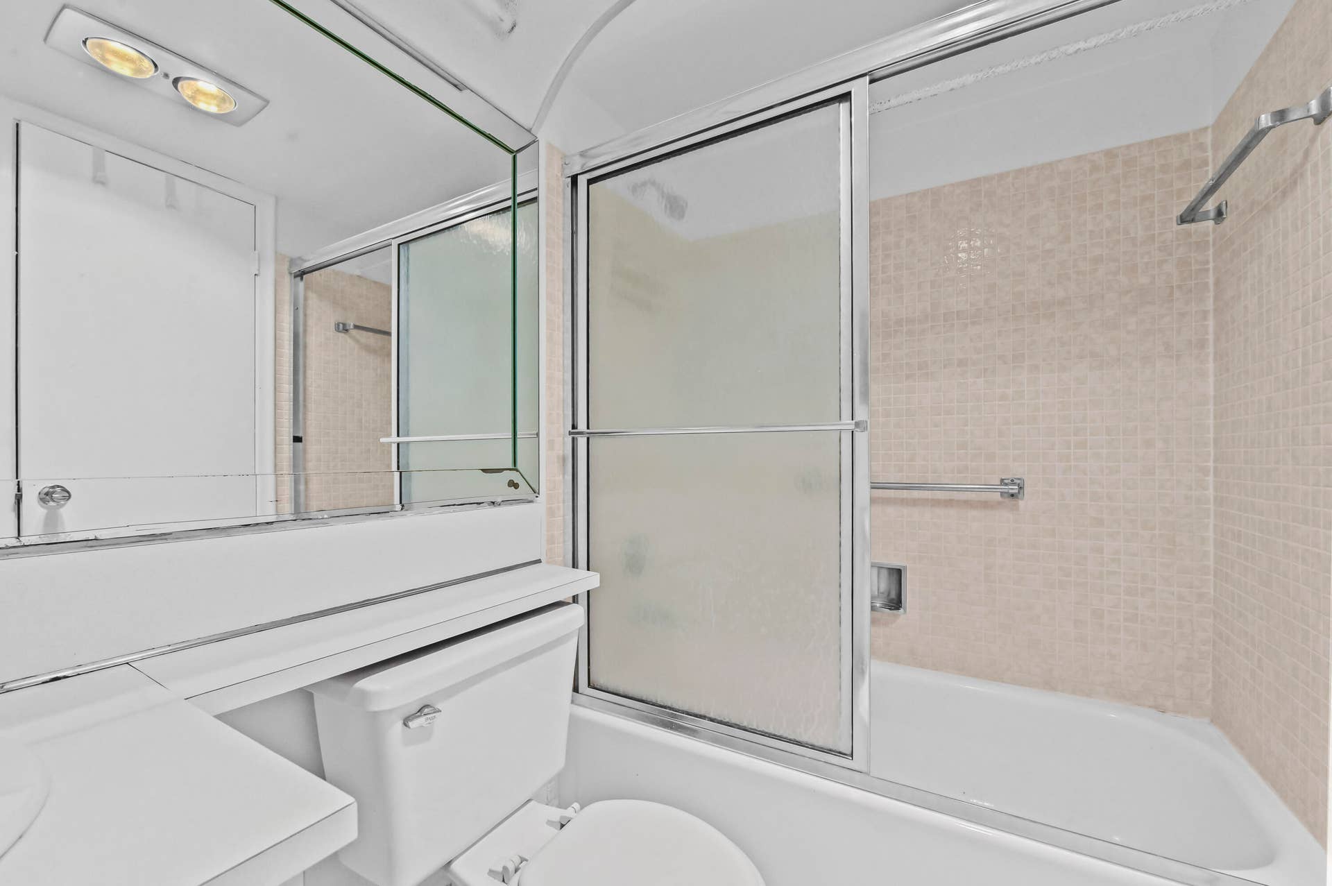 16 Bathroom 02