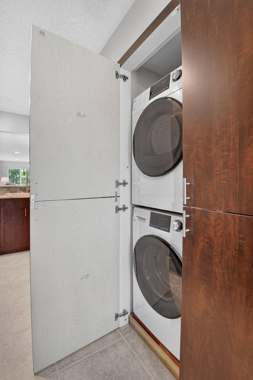 5810 ARECA PALM, #B, Delray Beach, FL 33484 WASHER DRYER