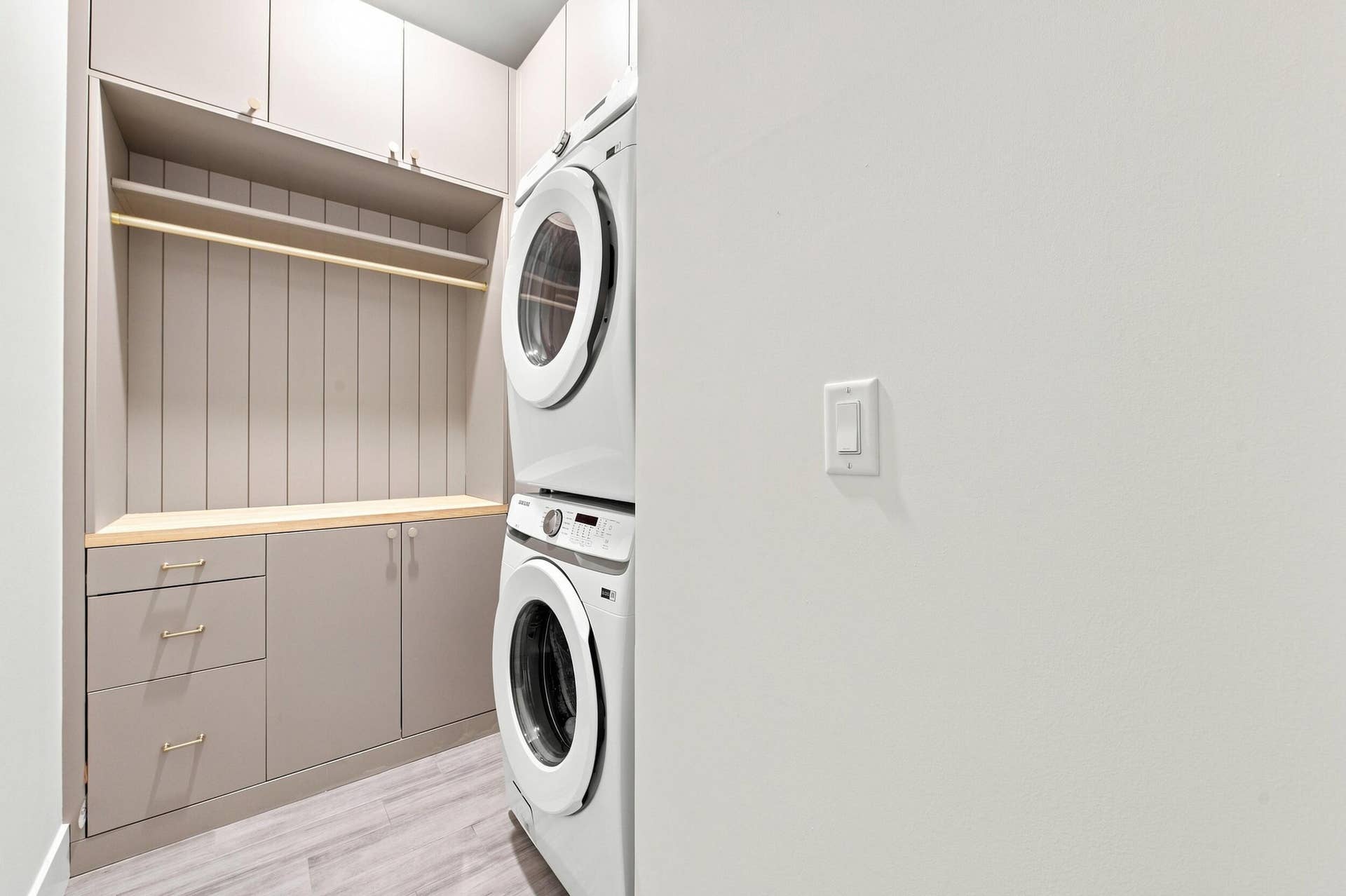 18302 Limestone Creek Road, Jupiter, FL 33458 Custom built laundry room brings beautiful order to the laundry party