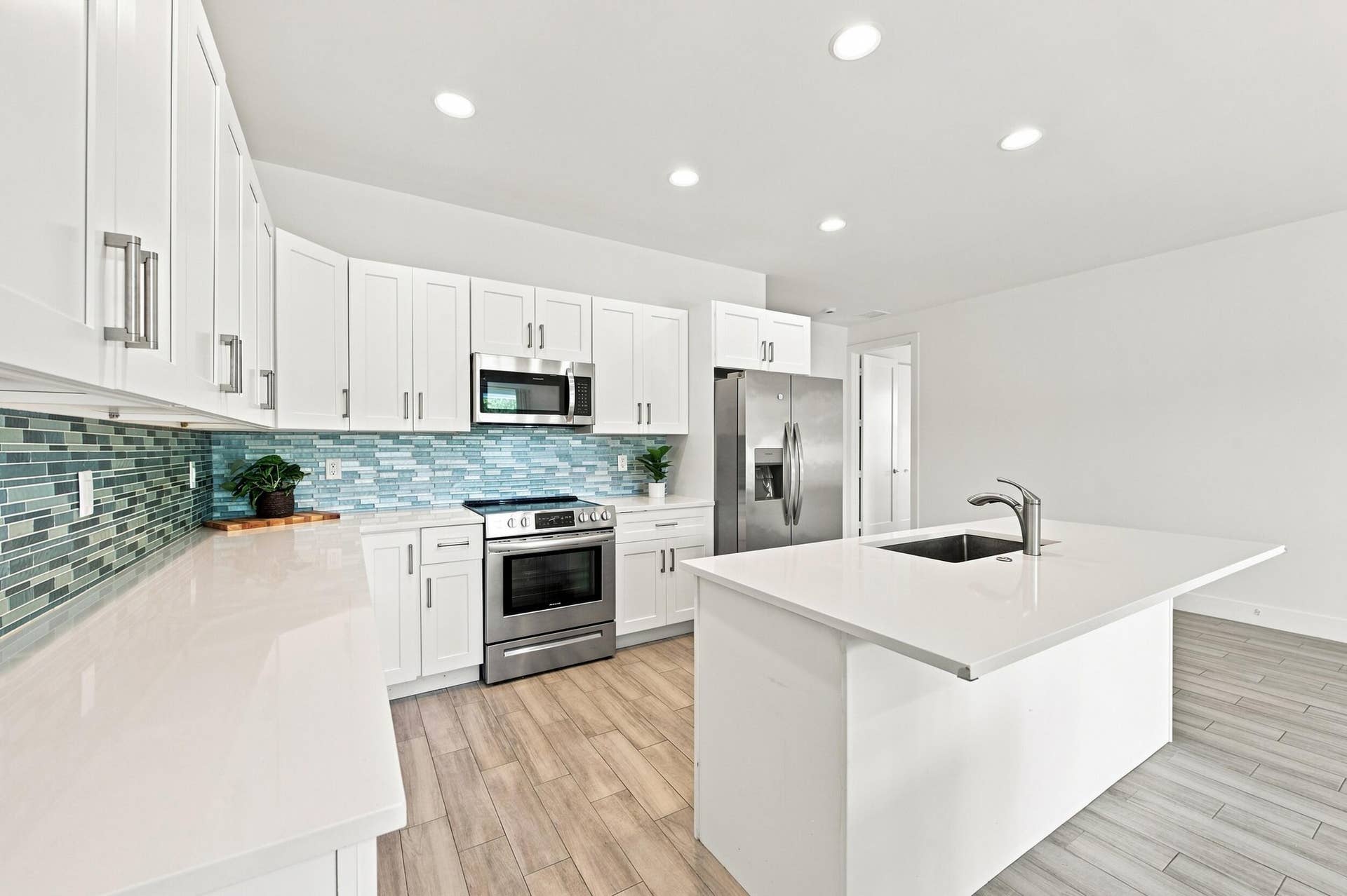 18302 Limestone Creek Road, Jupiter, FL 33458 Beautiful quartz countertops, 36'' upper white shaker cabinetry, beautiful mosaic glass back splash.