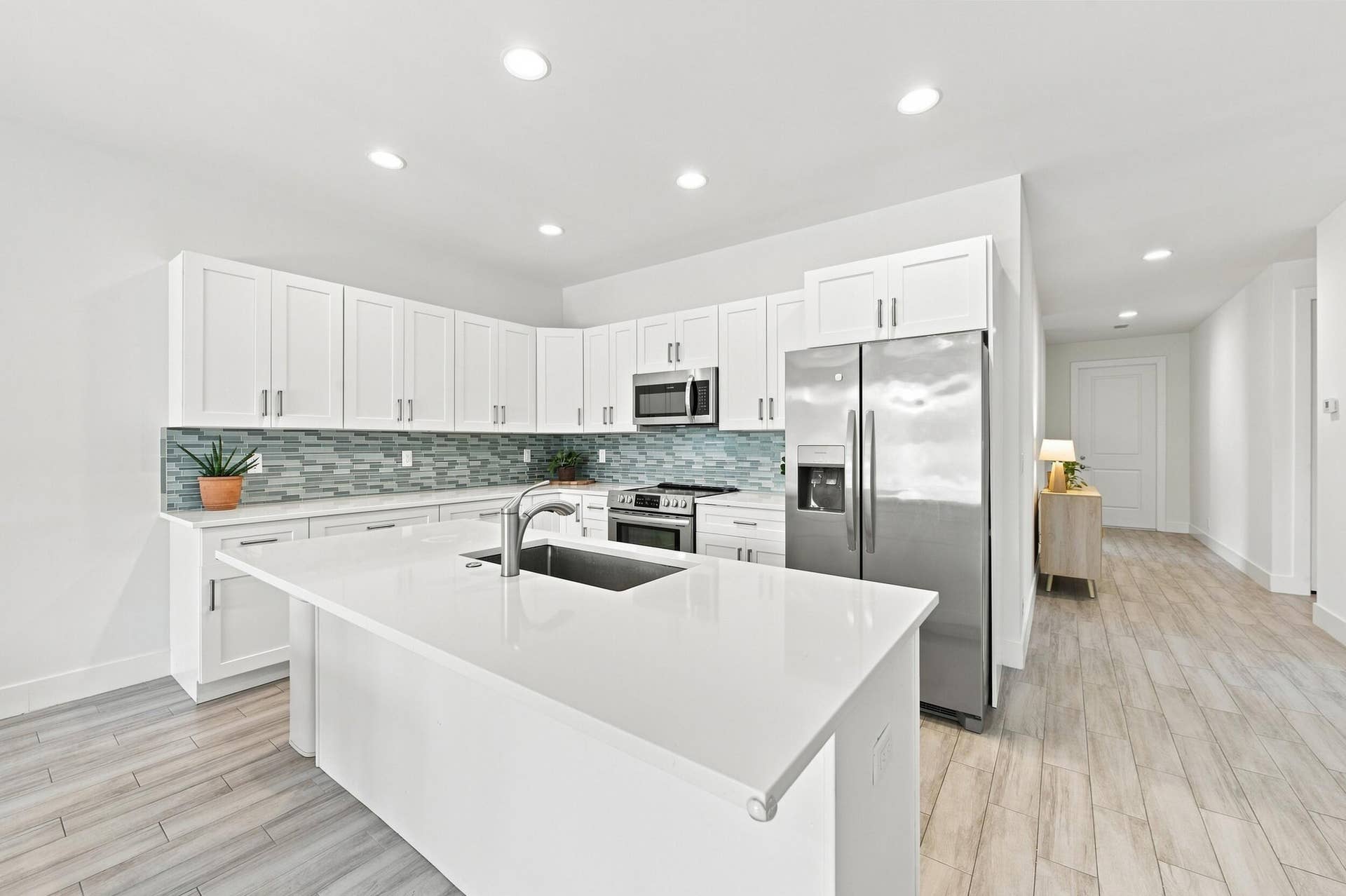 18302 Limestone Creek Road, Jupiter, FL 33458 Enjoy hosting around the large kitchen island.