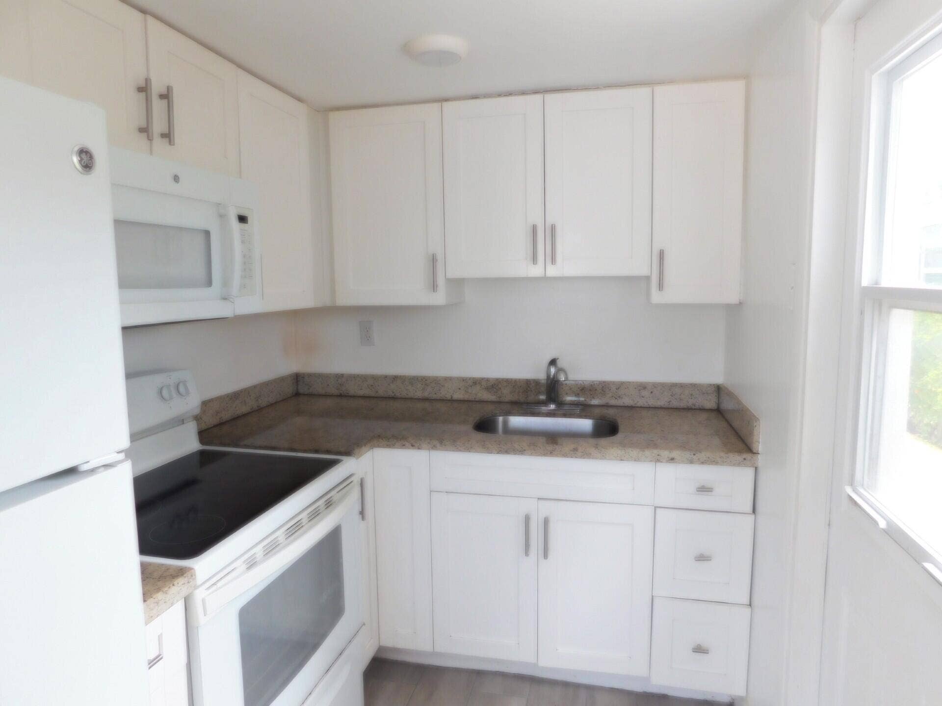 825 NE 6th Street, #3, Fort Lauderdale, FL 33304 Kitchen