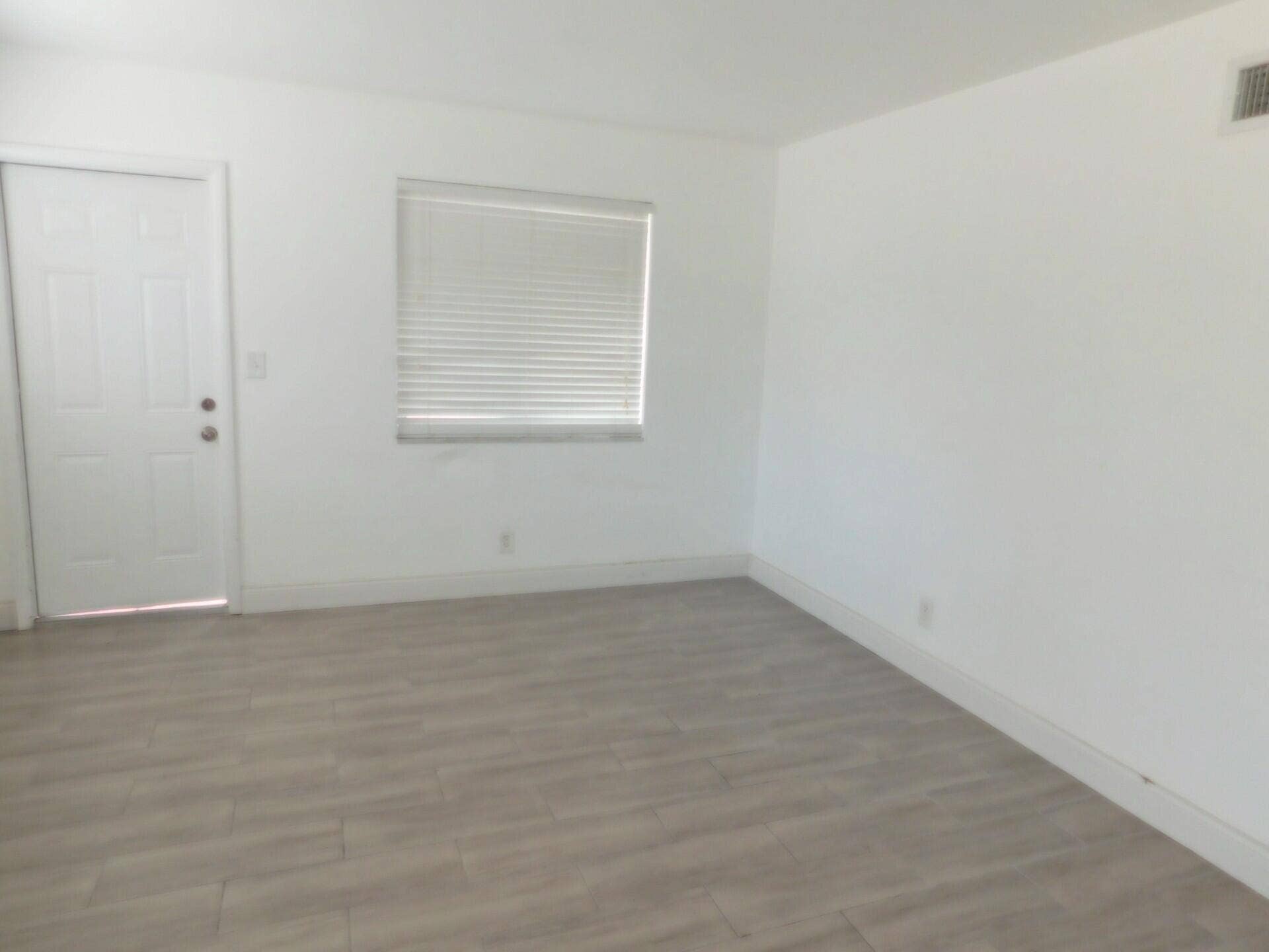 825 NE 6th Street, #3, Fort Lauderdale, FL 33304 Living Room