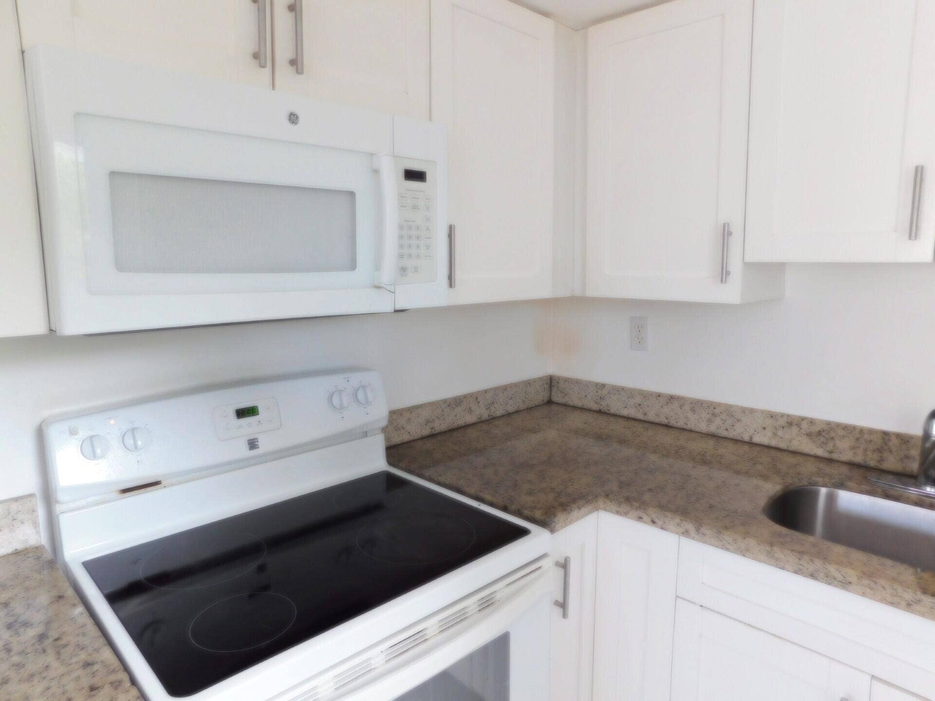 825 NE 6th Street, #3, Fort Lauderdale, FL 33304 Kitchen