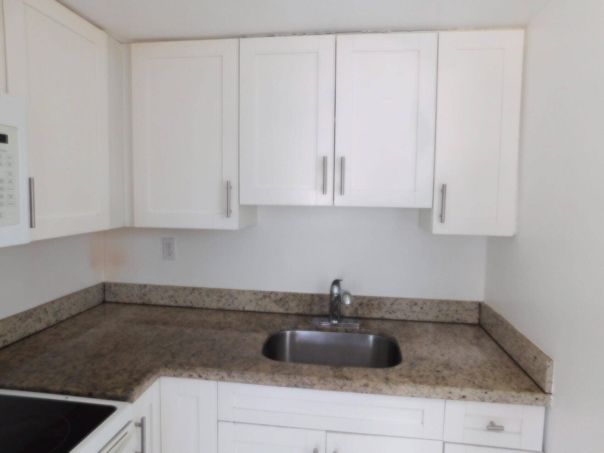 825 NE 6th Street, #3, Fort Lauderdale, FL 33304 Kitchen