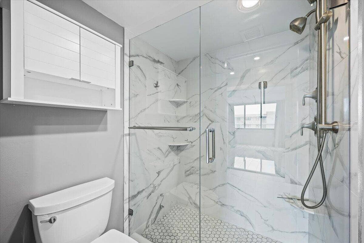 911 Ocean Drive, #601, Juno Beach, FL 33408 25-LUX_2236