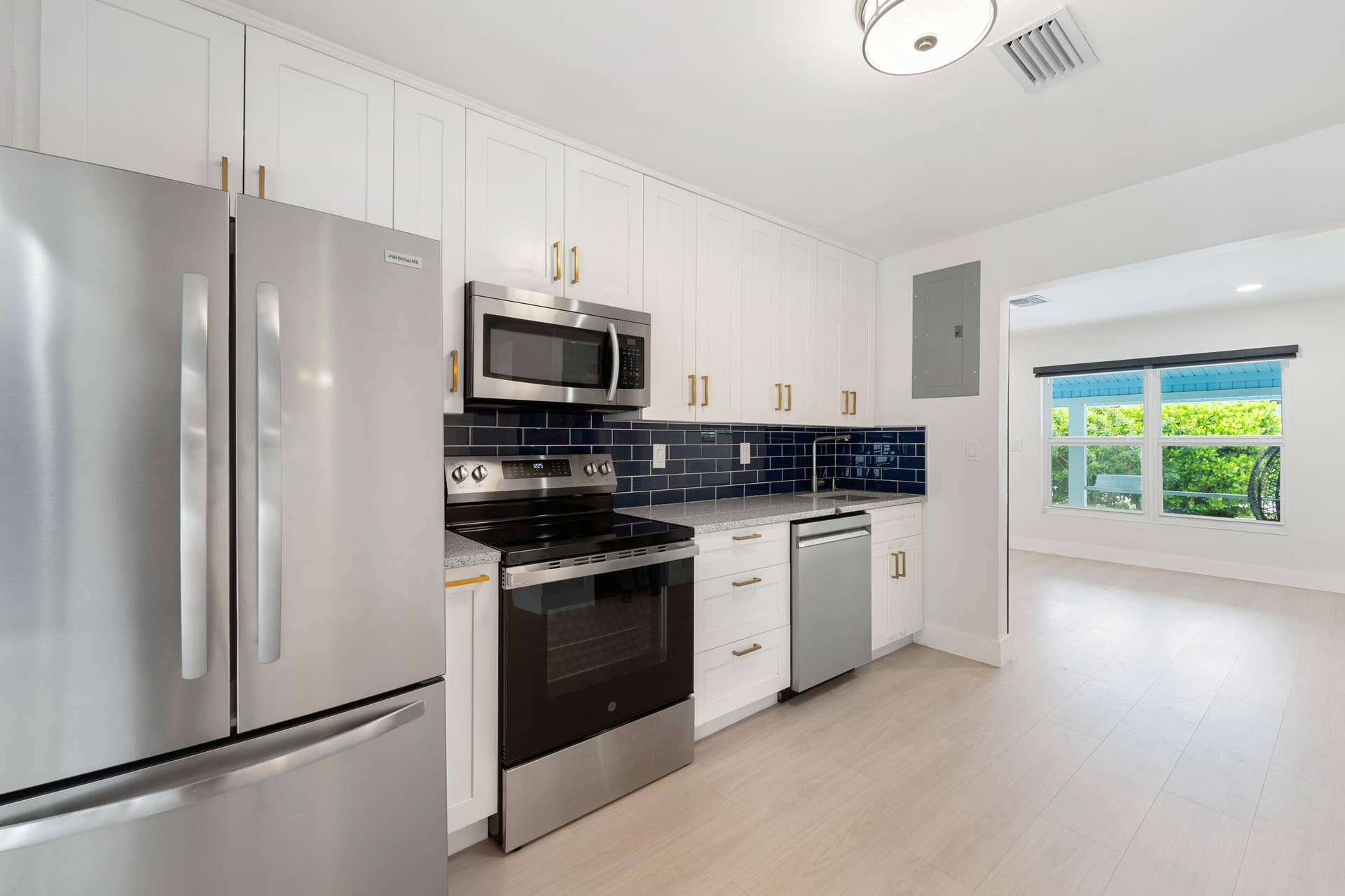 5296 NE 2nd Terrace, Oakland Park, FL 33334 Kitchen