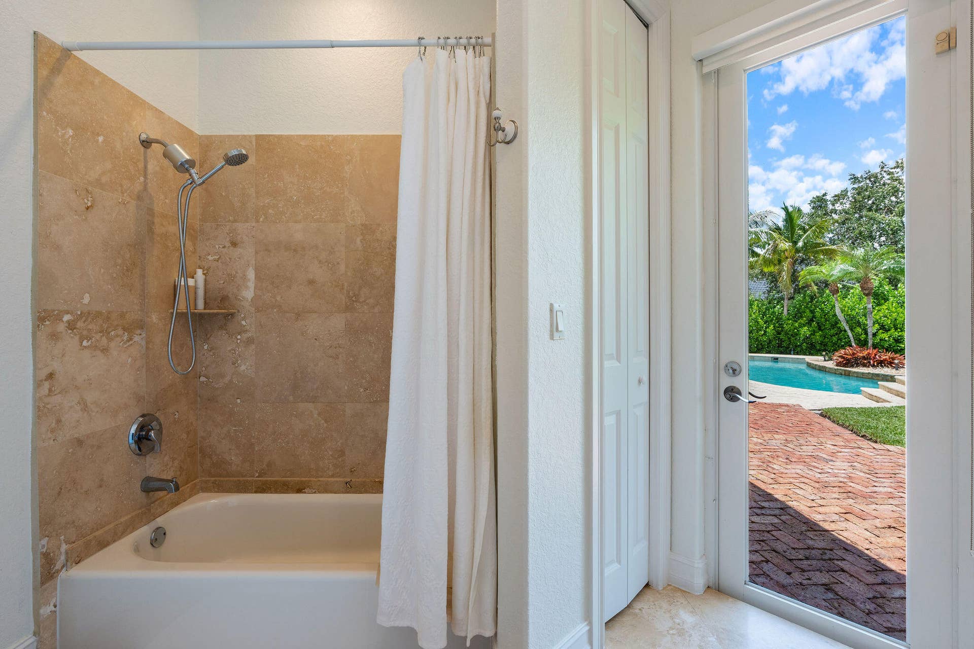 4051 E Ridgeview Drive, Davie, FL 33330 CABANA BATH
