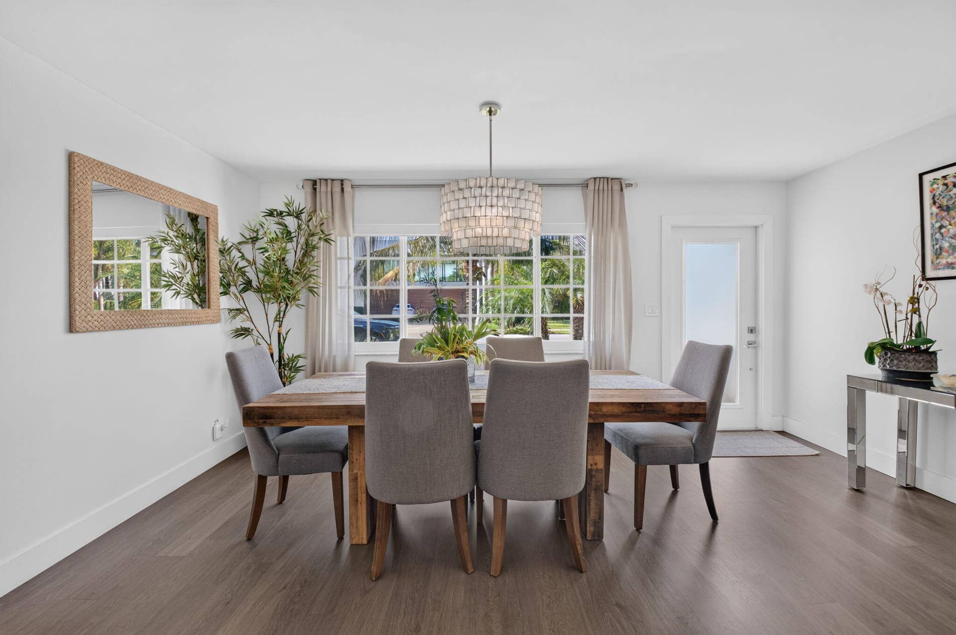 Bright, roomy and sunny place for family holiday dinners!! or just a Tuesday night : )