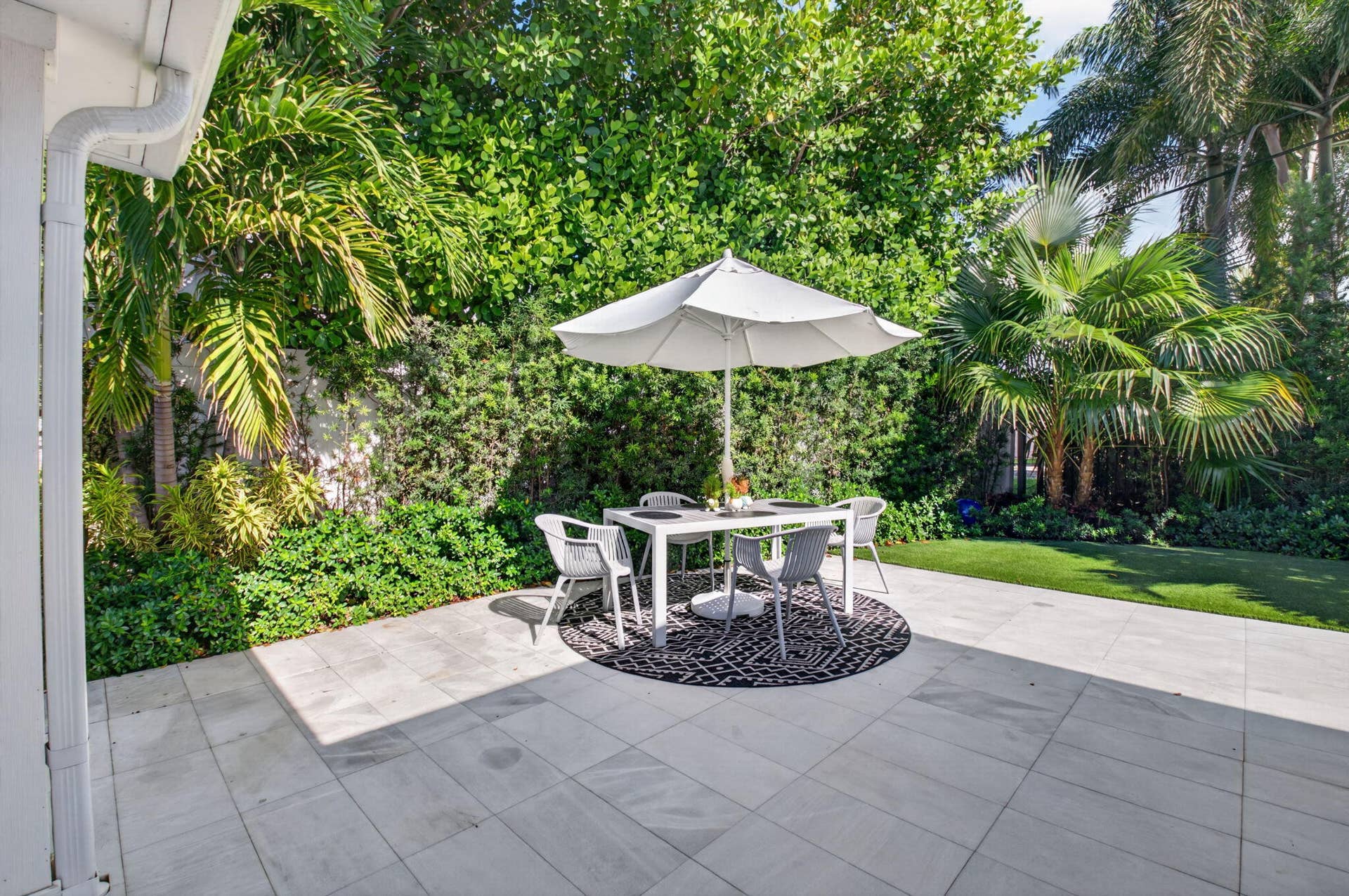 AL FRESCO LUNCH? BRUNCH? HAPPY HOUR? OR DINNER ANYONE?