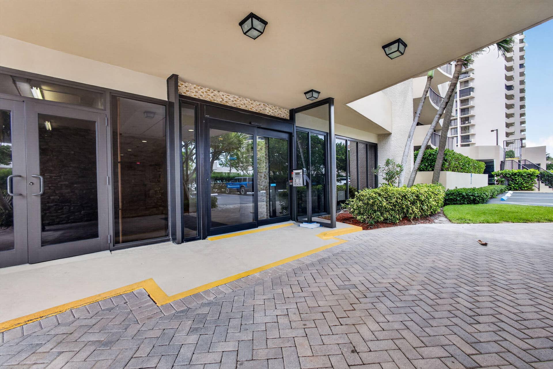 4200 N Ocean Drive, #2-1601, Singer Island, FL 33404 3-web-or-mls-5D1A8026