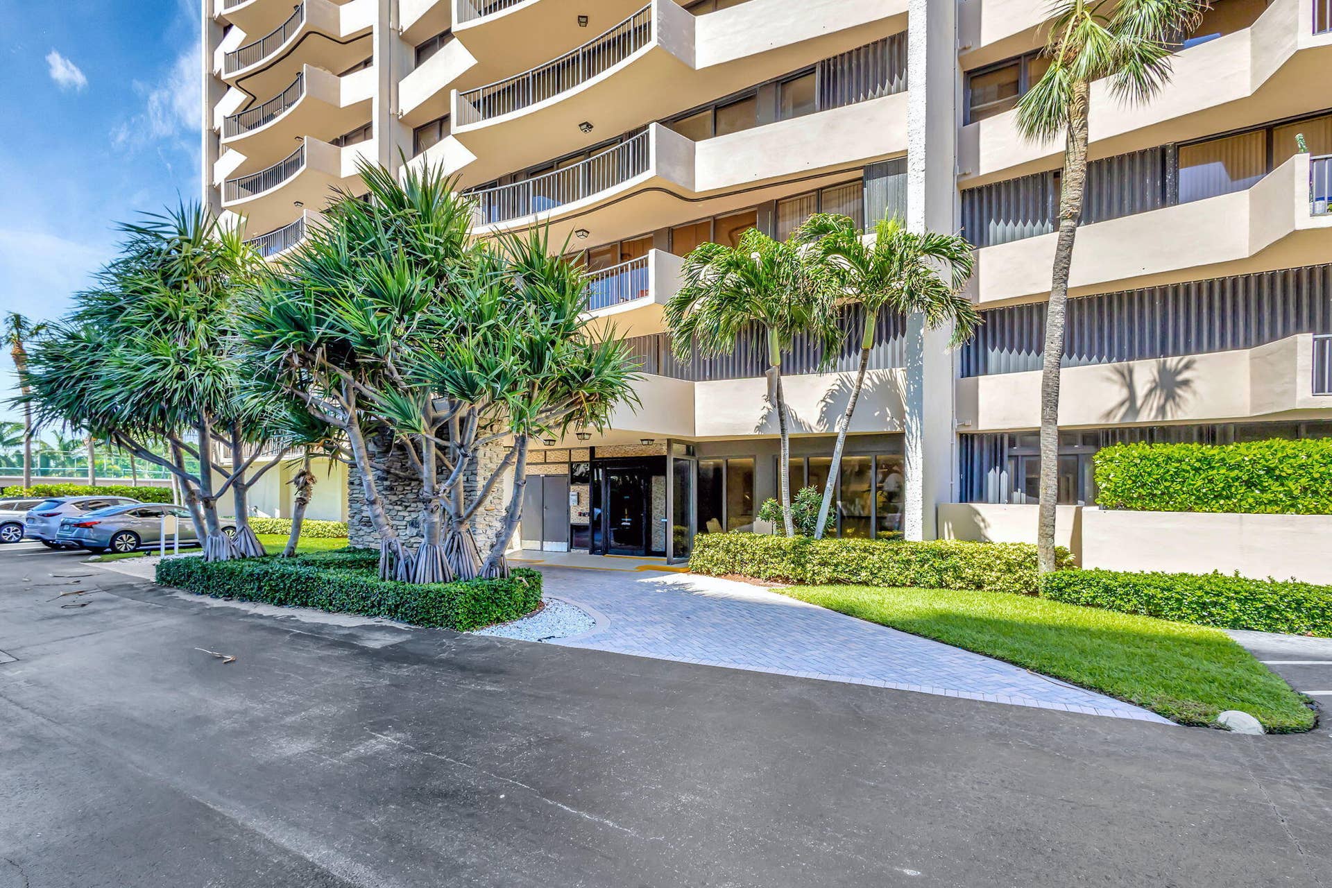 4200 N Ocean Drive, #2-1601, Singer Island, FL 33404 55-web-or-mls-54-print-53-web-or-mls-5D1