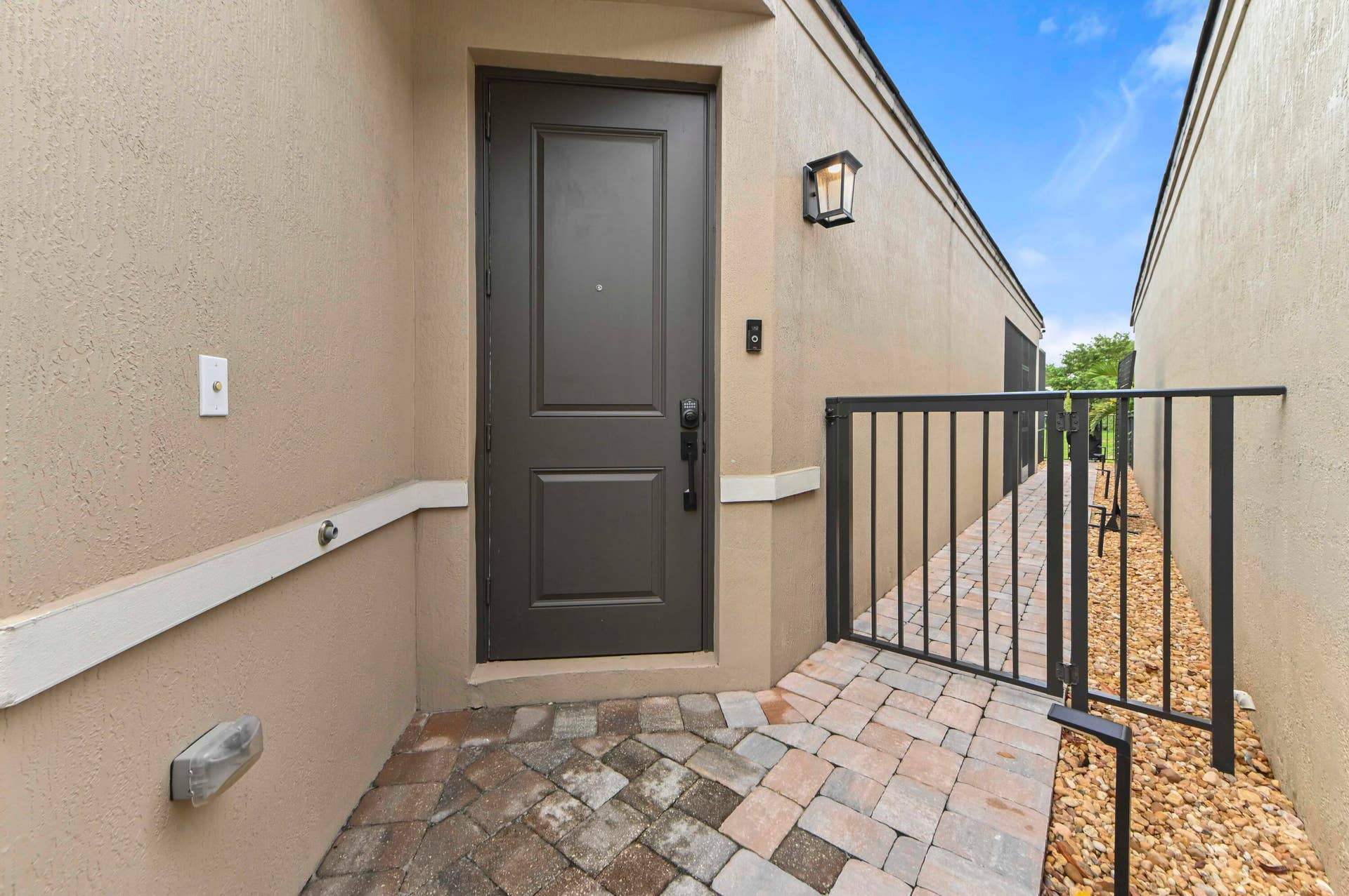 355 NW 33RD Lane, Pompano Beach, FL 33069 04 Entry 01