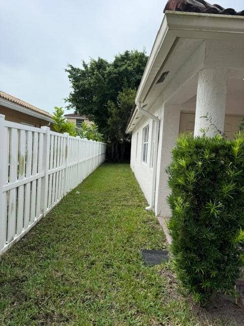 Side yard/walk way to back