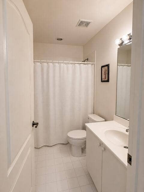Hallway Full bath (2nd)