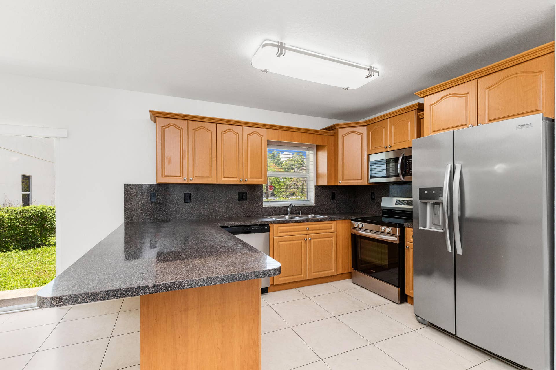 24 SW 6th Street, #2, Hallandale Beach, FL 33009 1I6A4513