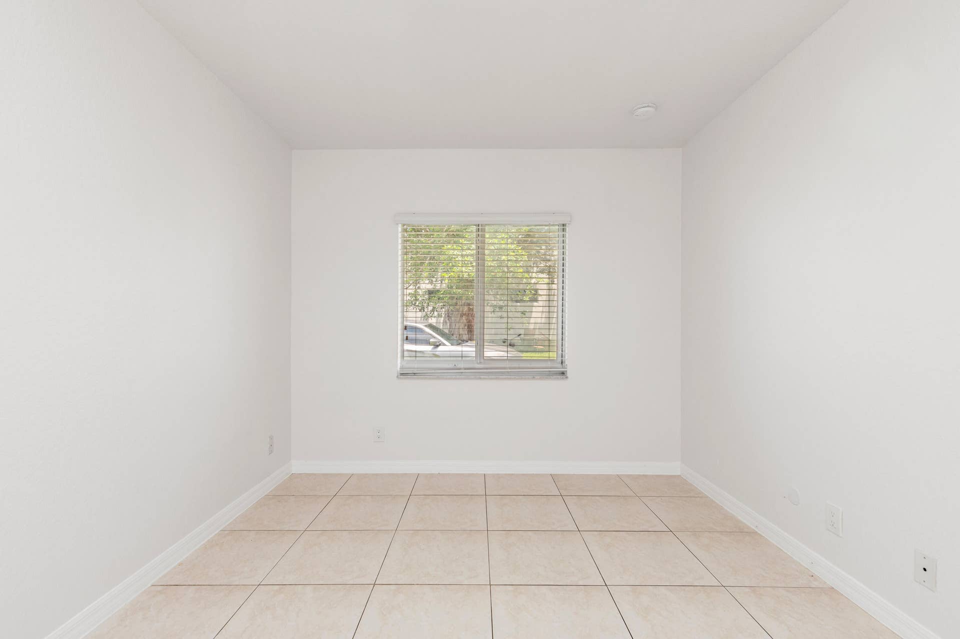 24 SW 6th Street, #2, Hallandale Beach, FL 33009 1I6A4490