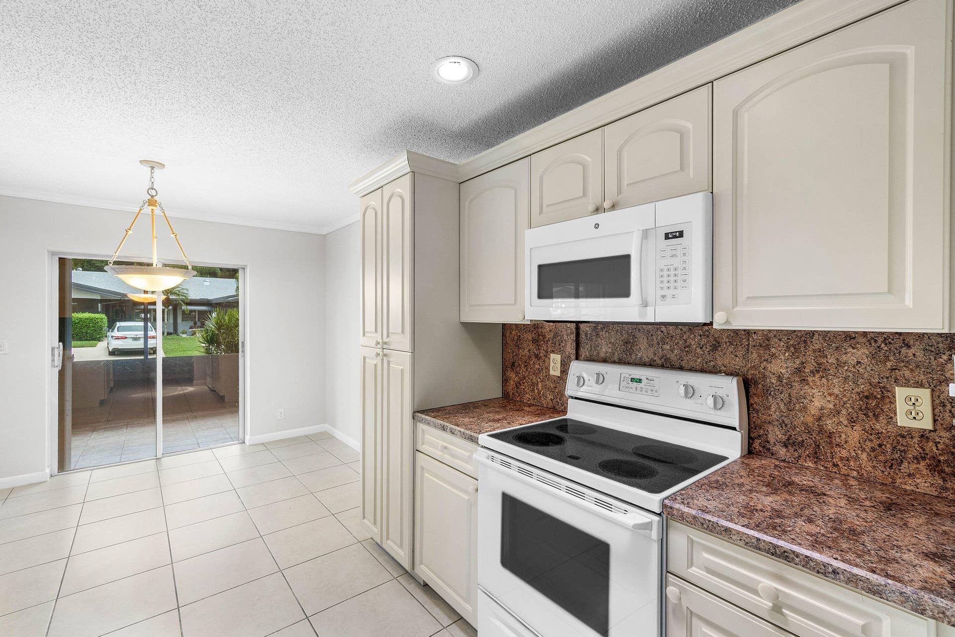 14605 Lucy Drive, Delray Beach, FL 33484 Kitchen & Microwave