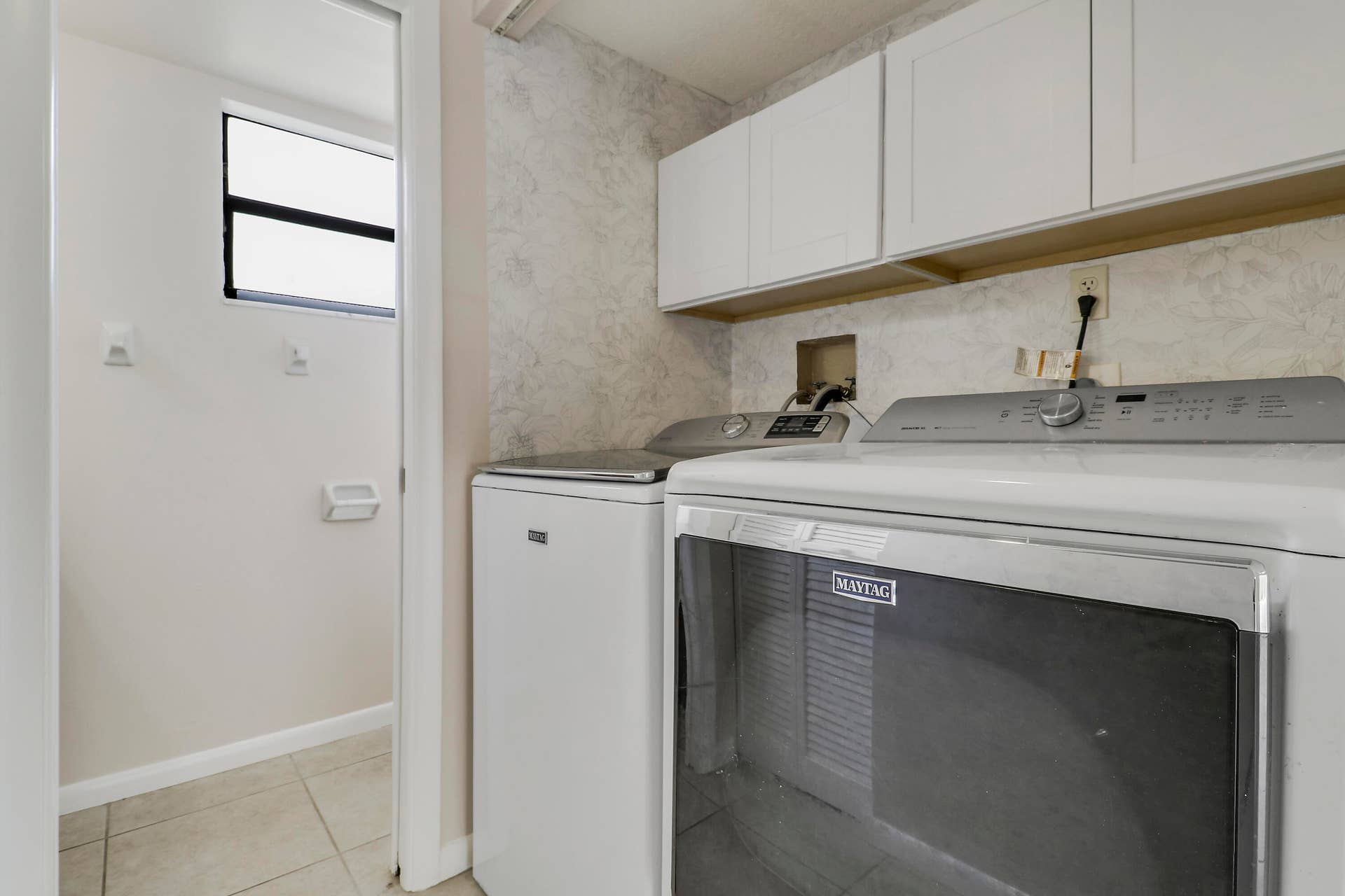 202 LAKEWOOD Drive, #11B, Jupiter, FL 33458 washer/dryer