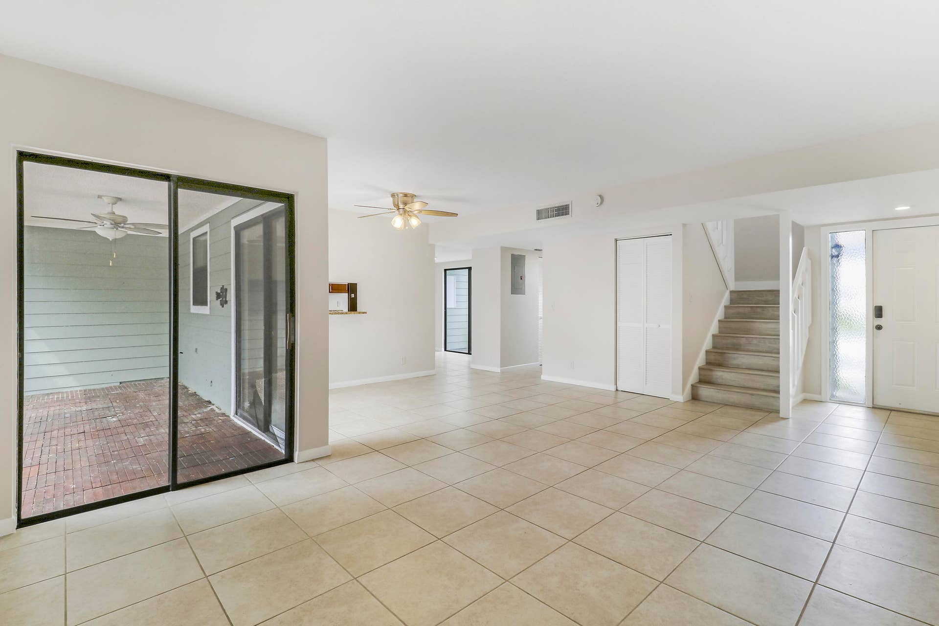 202 LAKEWOOD Drive, #11B, Jupiter, FL 33458 livingroom