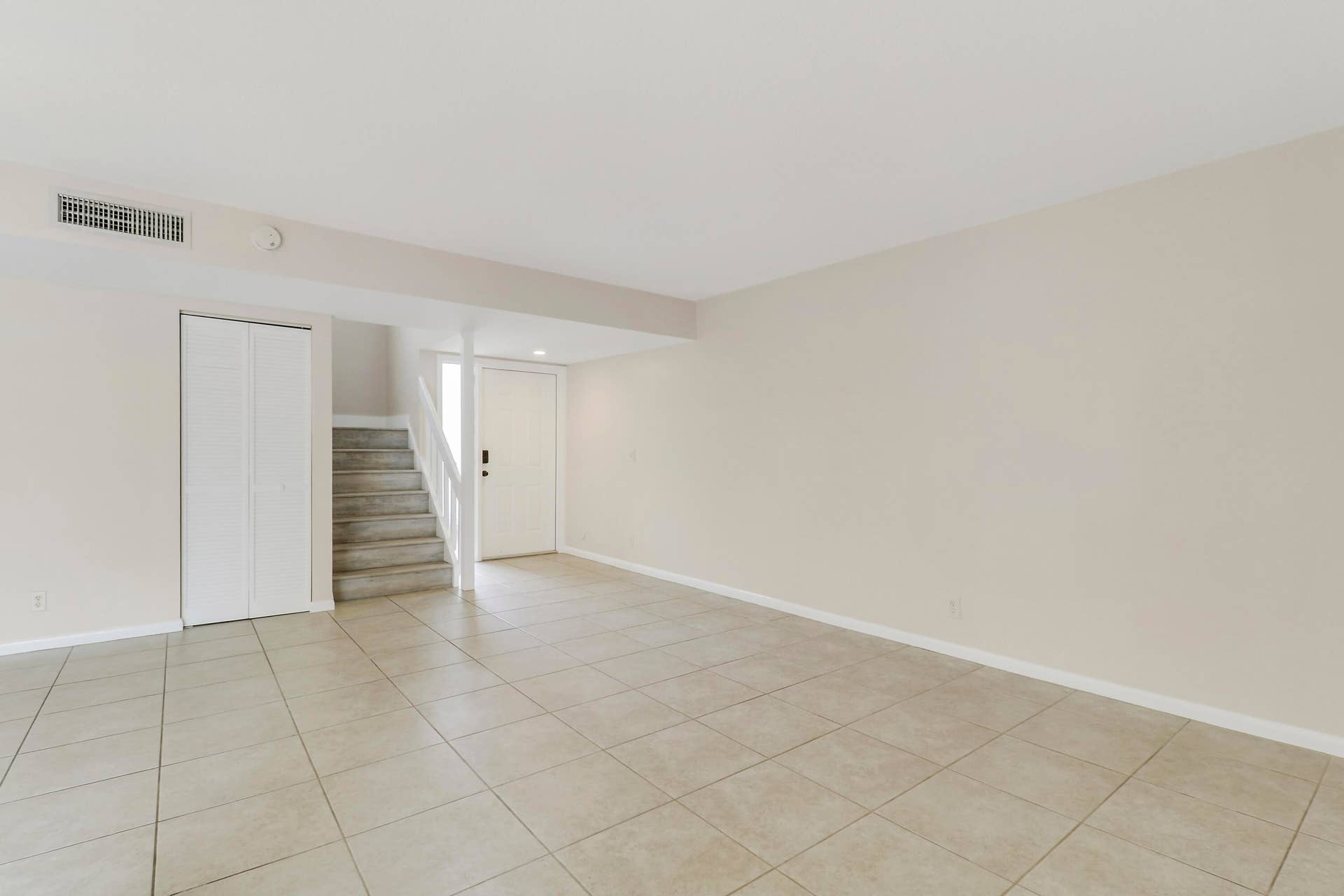 202 LAKEWOOD Drive, #11B, Jupiter, FL 33458 livingroom facing front door