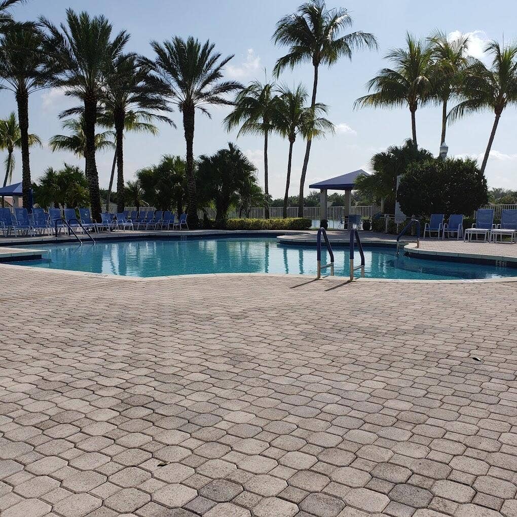 Family pool Baywinds