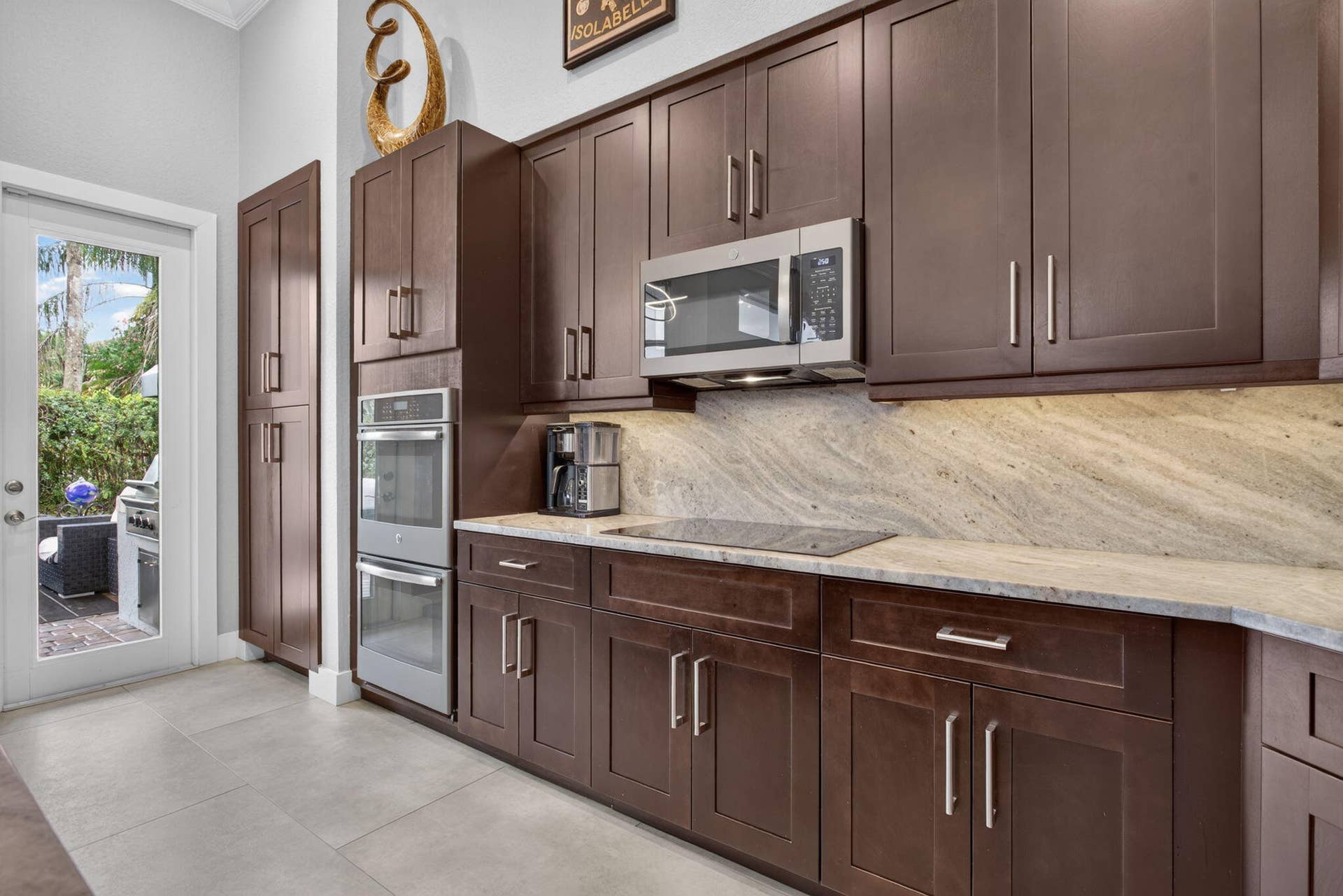 577 NW 120TH Drive, Coral Springs, FL 33071 Exceptional great room with blue river quartzite wood cabinetry and stainless steel appliances