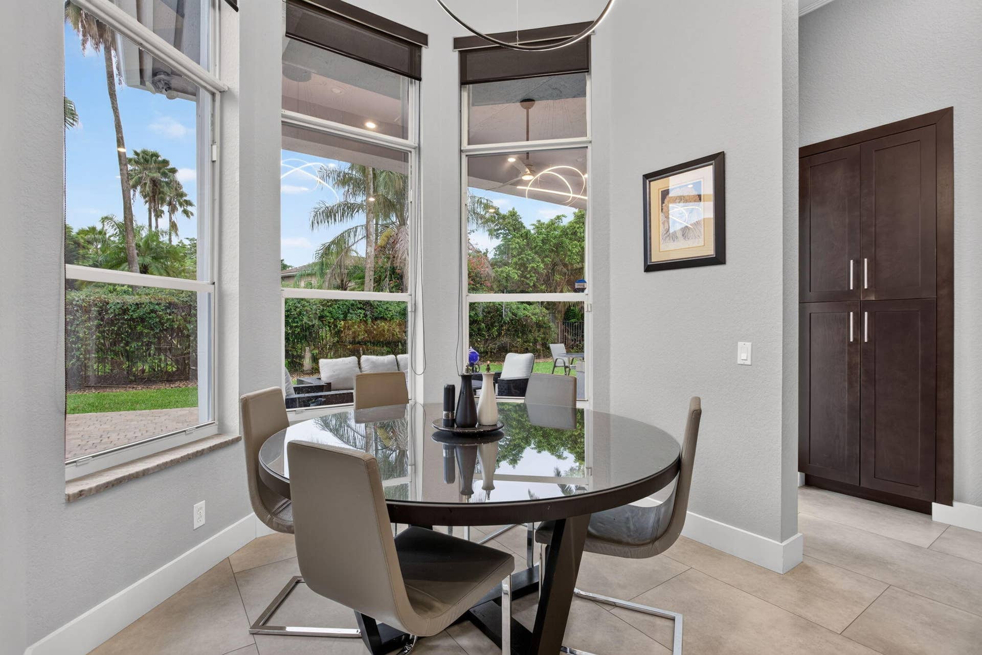 577 NW 120TH Drive, Coral Springs, FL 33071 Exceptional great room with blue river quartzite wood cabinetry and stainless steel appliances