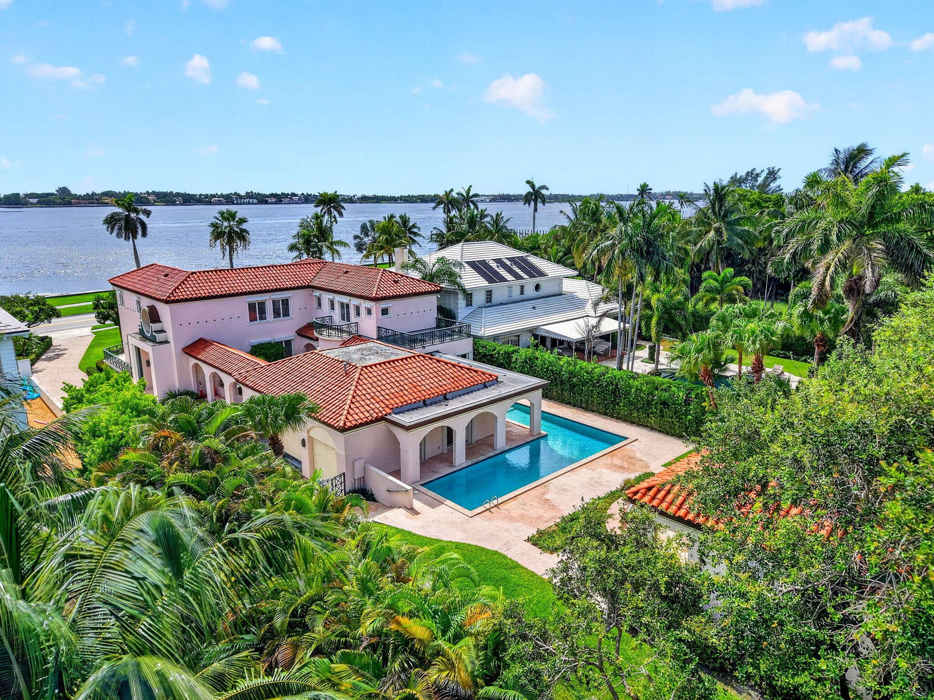 5011 S FLAGLER Drive, West Palm Beach, FL 33405 Waterfront setting